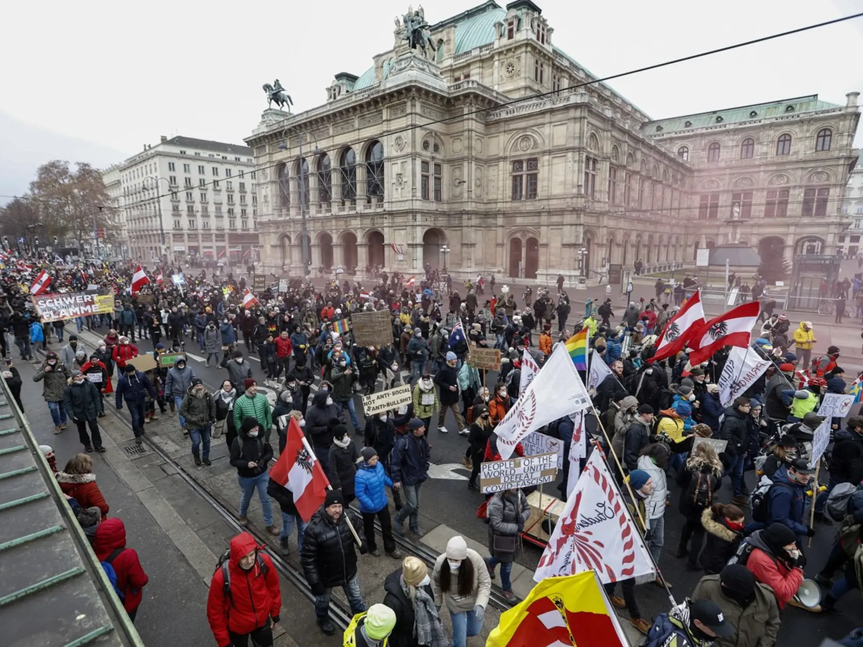 Tisíce ľudí demonštrovali v centre rakúskej metropoly Viedeň proti opatreniam v súvislosti s pandémiou koronavírusu.