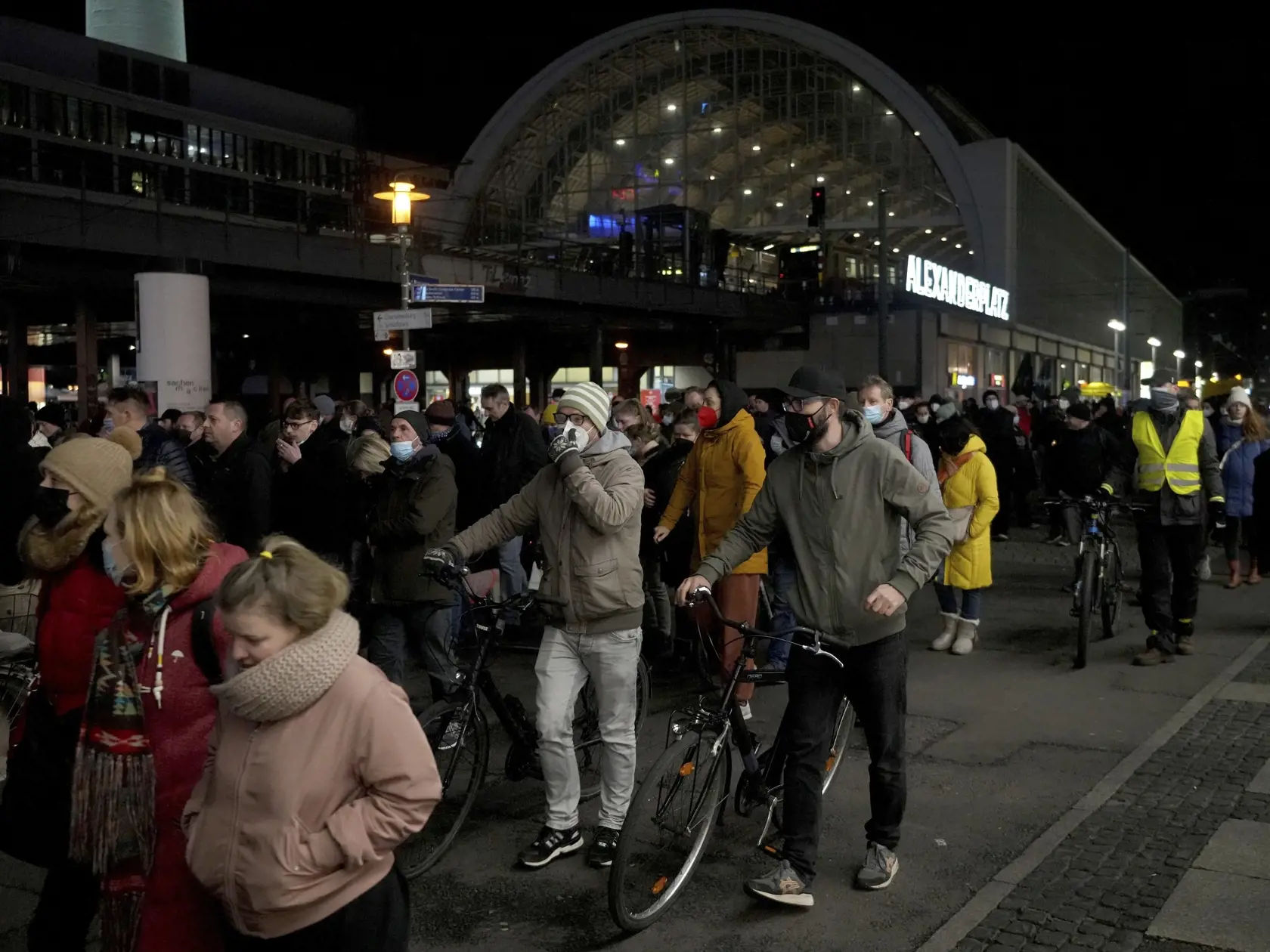 Ľudia sa zhromažďujú na Alexandrovom námestí (Alexanderplatz) v Berlíne v Nemecku, aby protestovali proti koronavírusovým opatreniam a možnému povinnému očkovaniu.