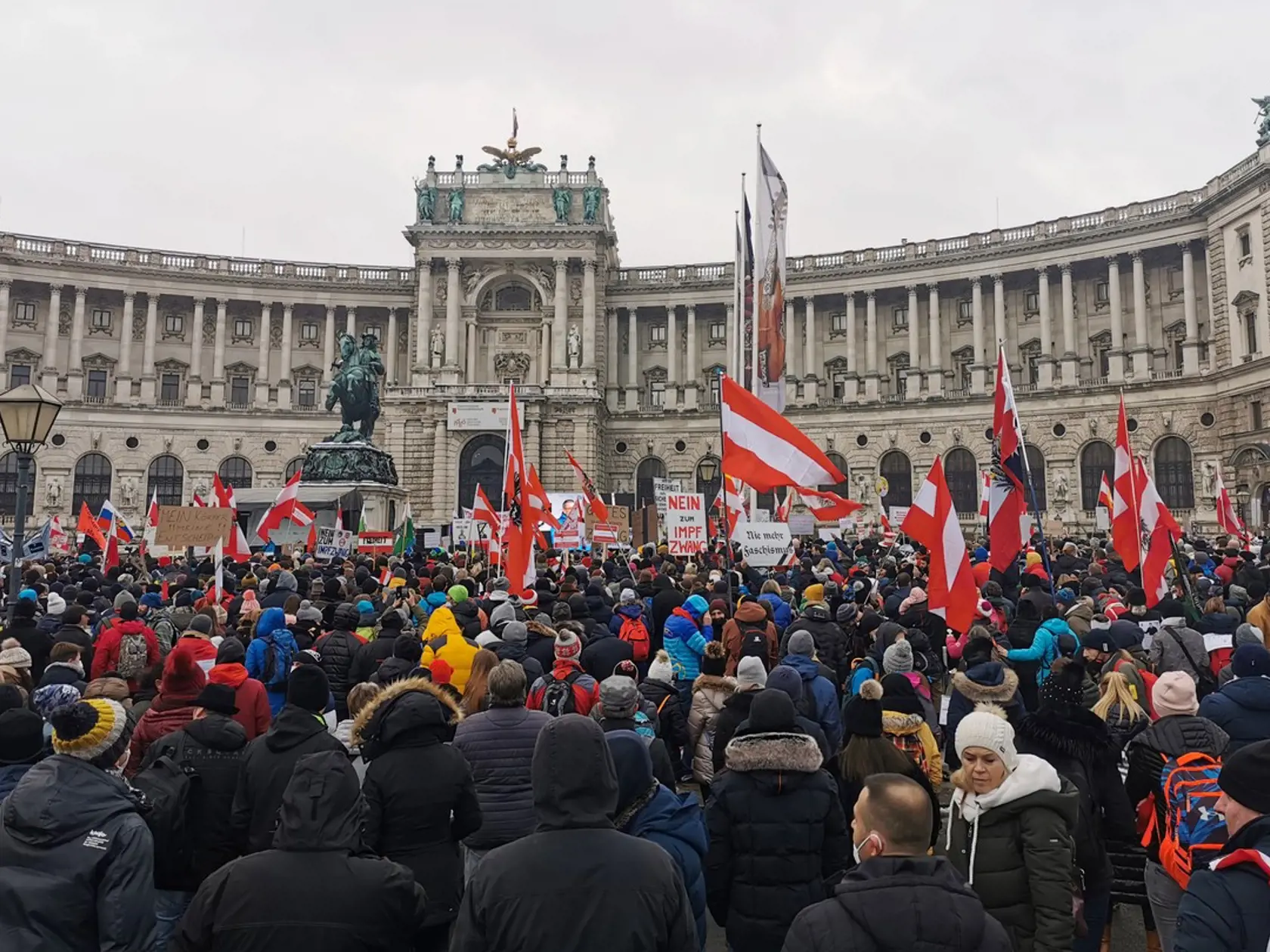Rakúšania vyšli do ulíc, protestovali proti povinnému očkovaniu.