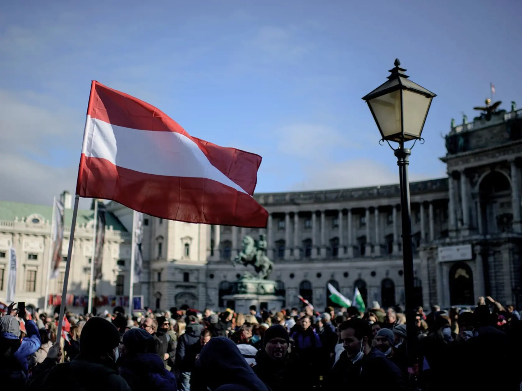 Rakúšania vyšli do ulíc, protestovali proti povinnému očkovaniu.