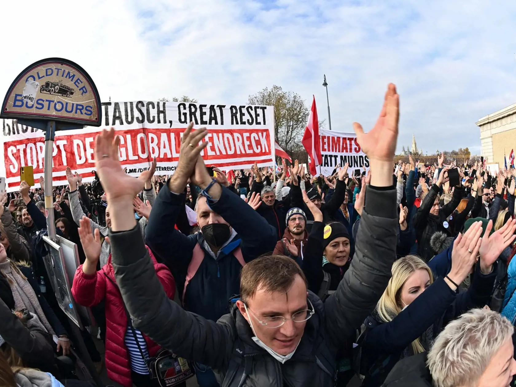 Rakúšania protestujú proti tvrdým protipandemickým opatreniam a povinnému očkovaniu.