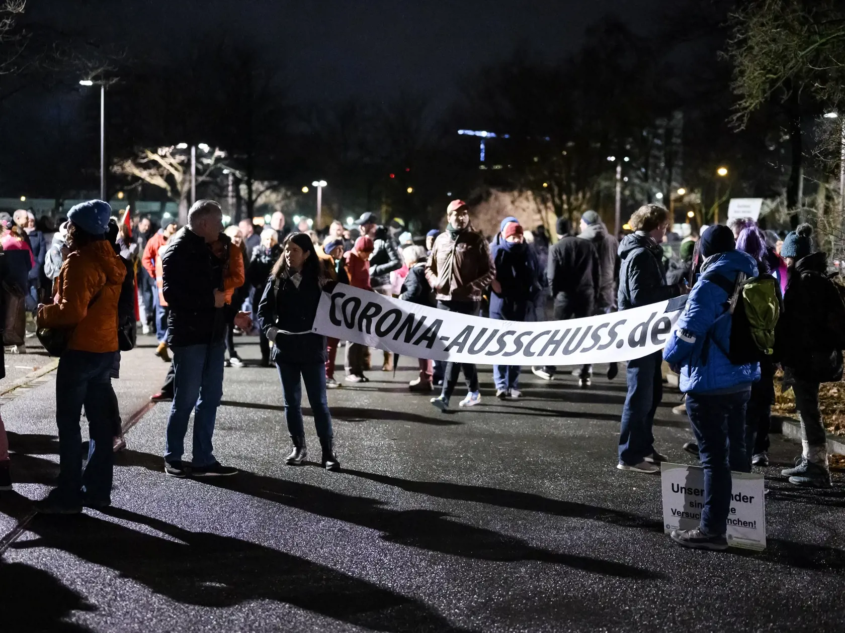 Odporcovia protipandemických opatrení pochodujú v bavorskom Norimbergu.