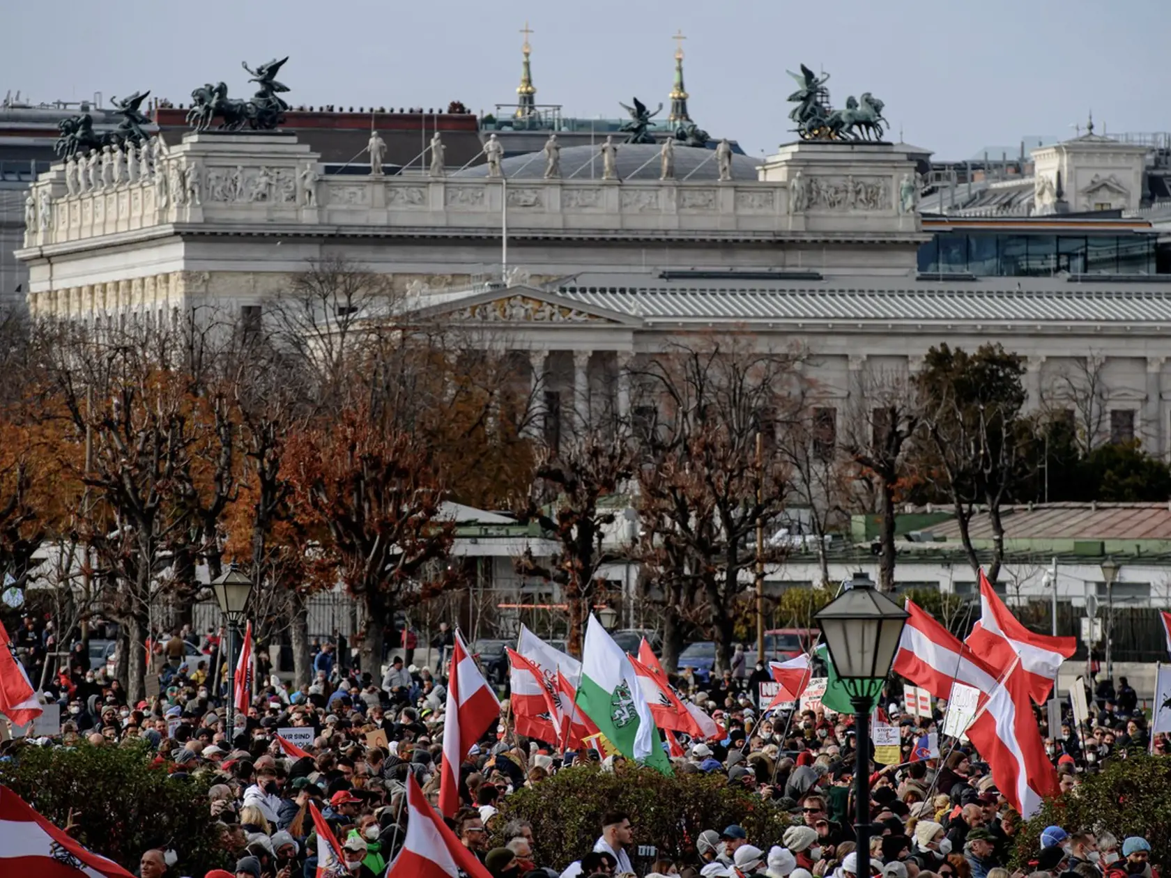 Rakúšania protestujú proti tvrdým protipandemickým opatreniam.