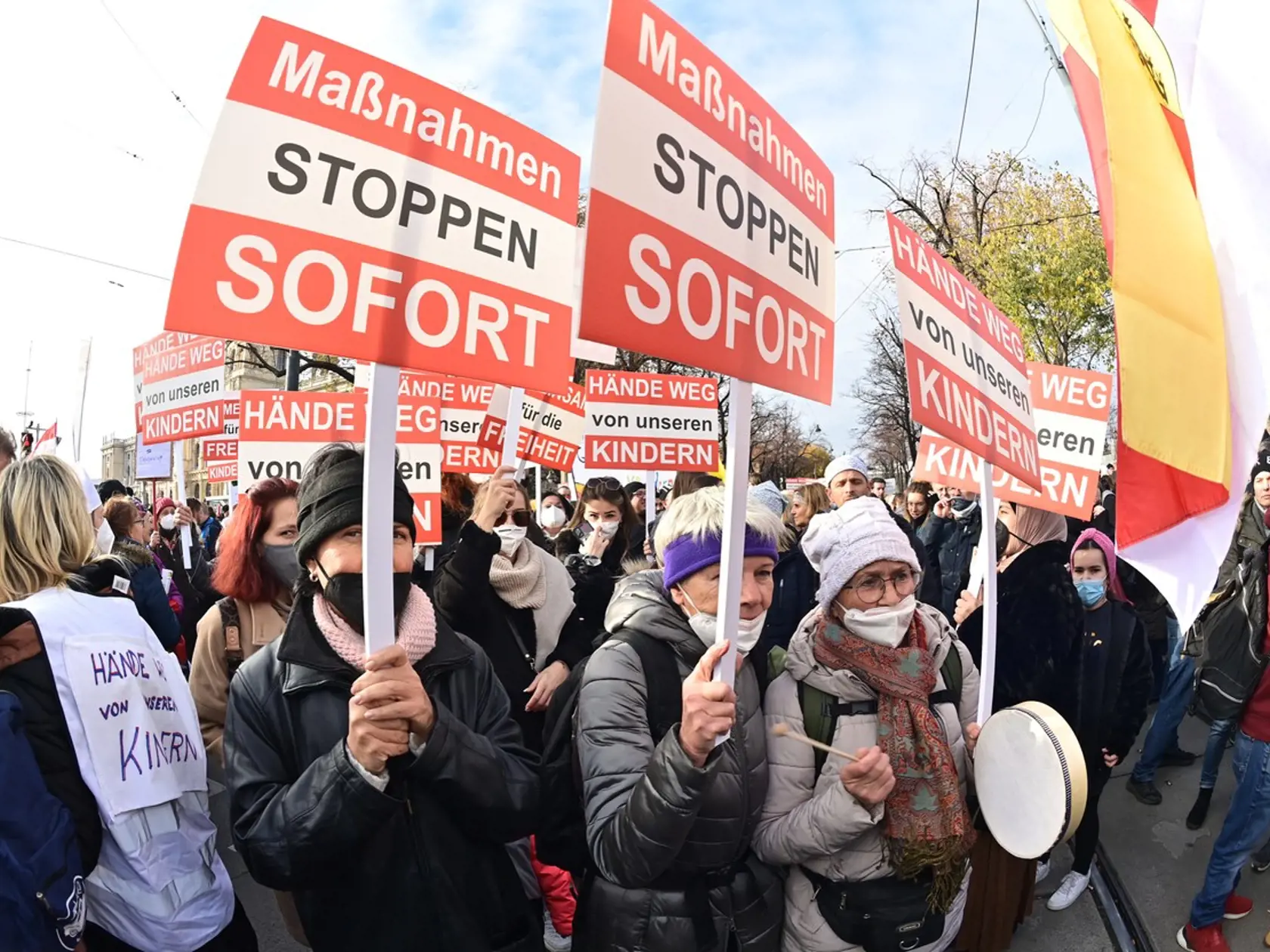 Rakúšania vyšli do ulíc, protestovali proti povinnému očkovaniu.