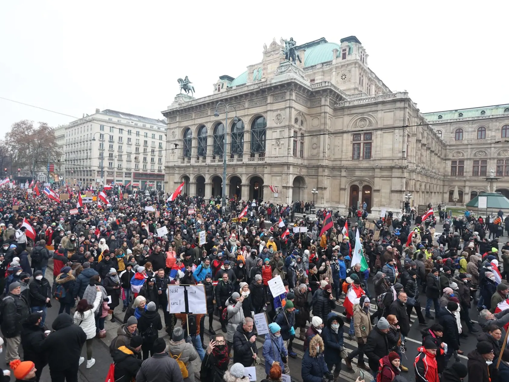 Rakúšania vyšli do ulíc, proti povinnému očkovnaniu protestovalo vo Viedni 40 000 ľudí.