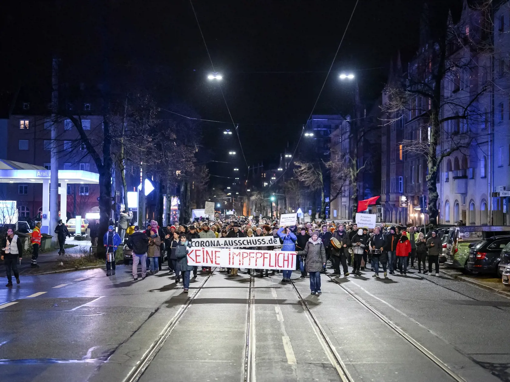 Odporcovia protipandemických opatrení pochodujú v bavorskom Norimbergu.