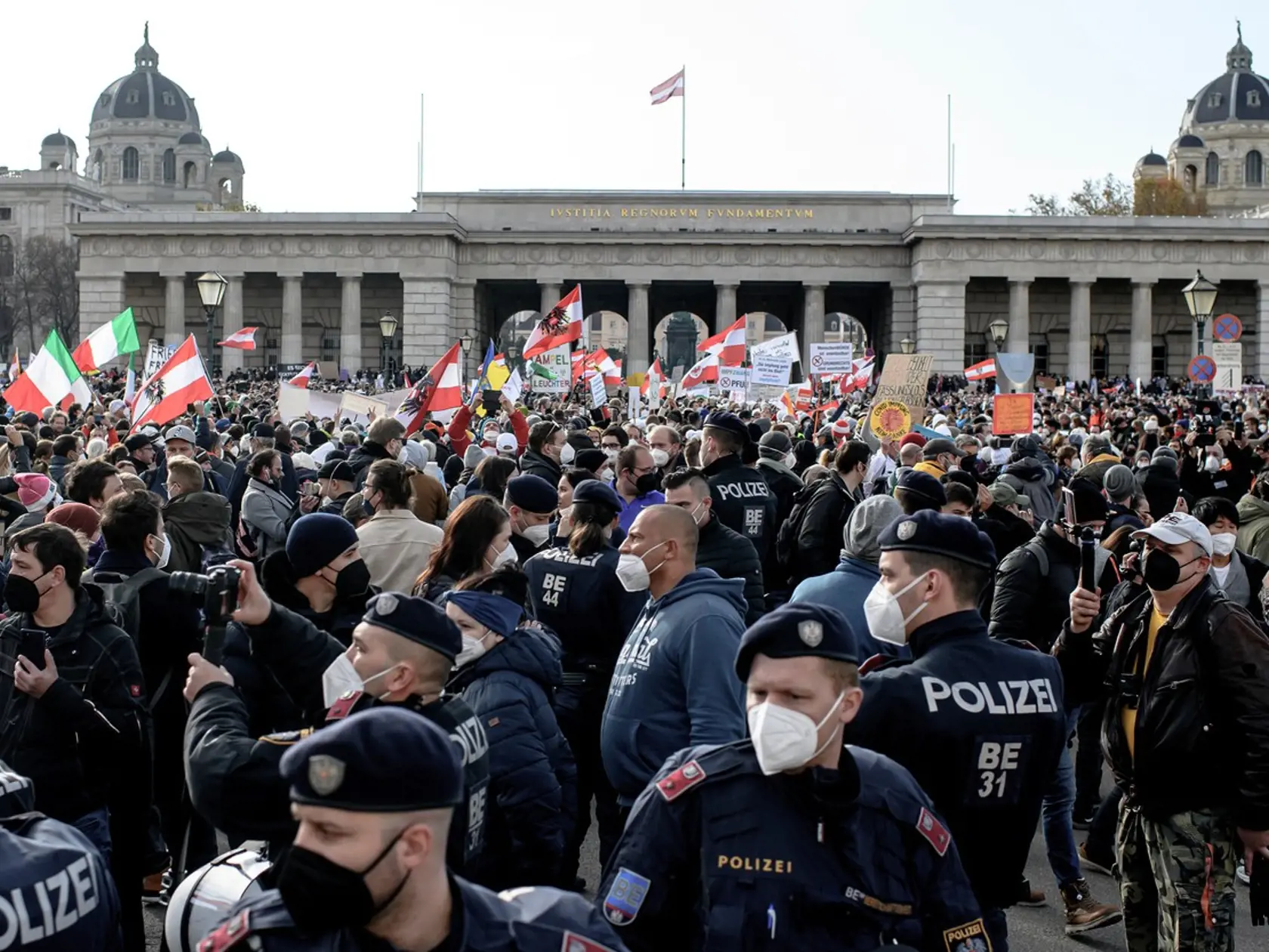 Rakúšania vyšli do ulíc, protestovali proti povinnému očkovaniu.