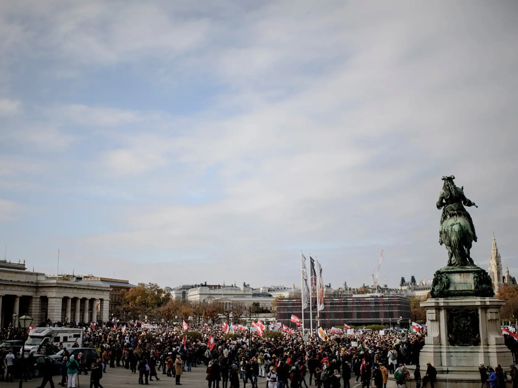 Rakúšania protestujú proti tvrdým protipandemickým opatreniam a povinnému očkovaniu.