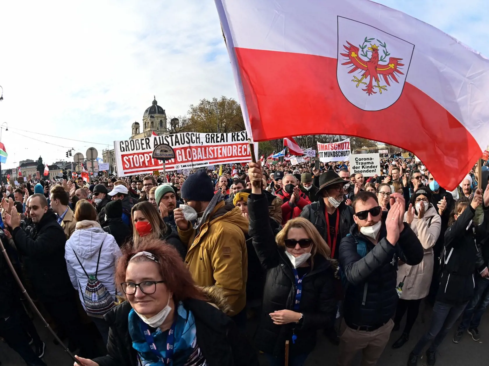 Rakúšania vyšli do ulíc, protestovali proti povinnému očkovaniu.