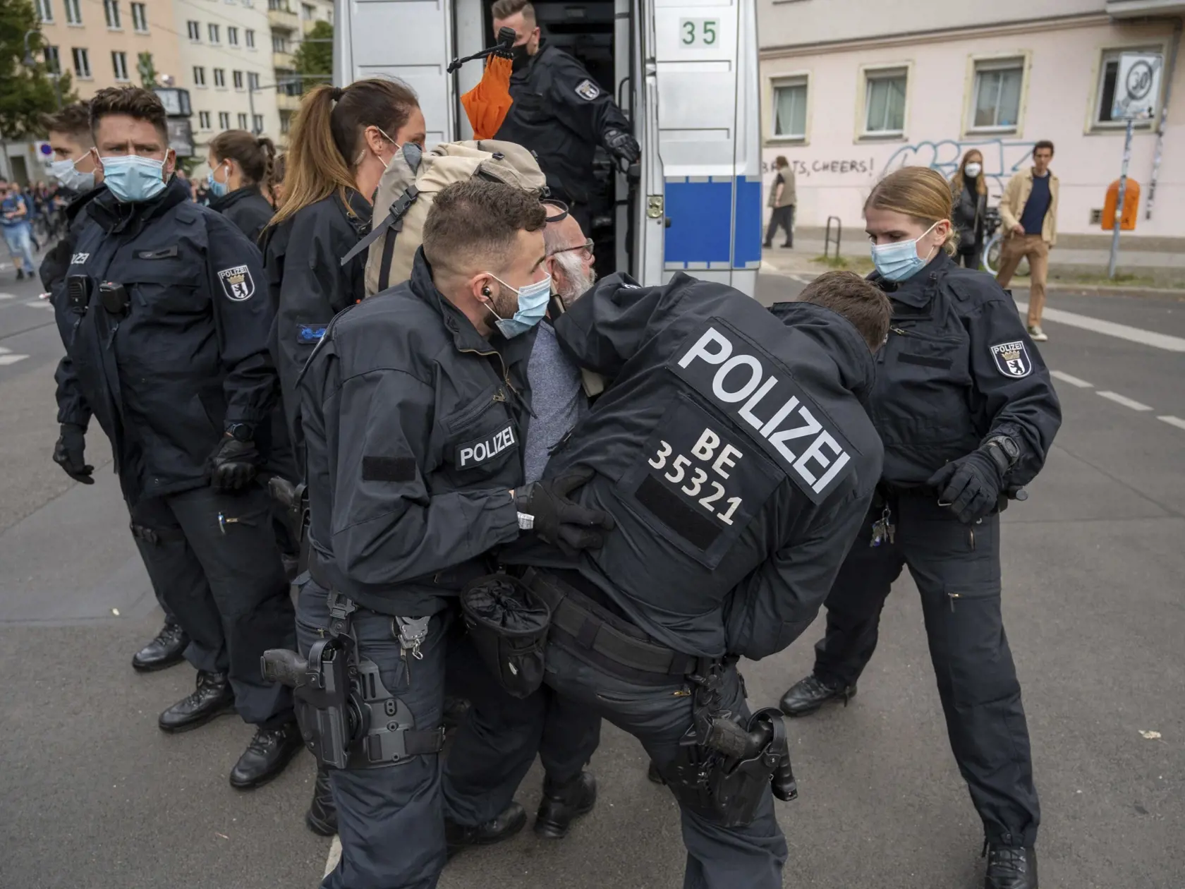 Policajti zatýkajú demonštranta počas ďalšieho protestu odporcov protipandemických opatrení v Berlíne.
