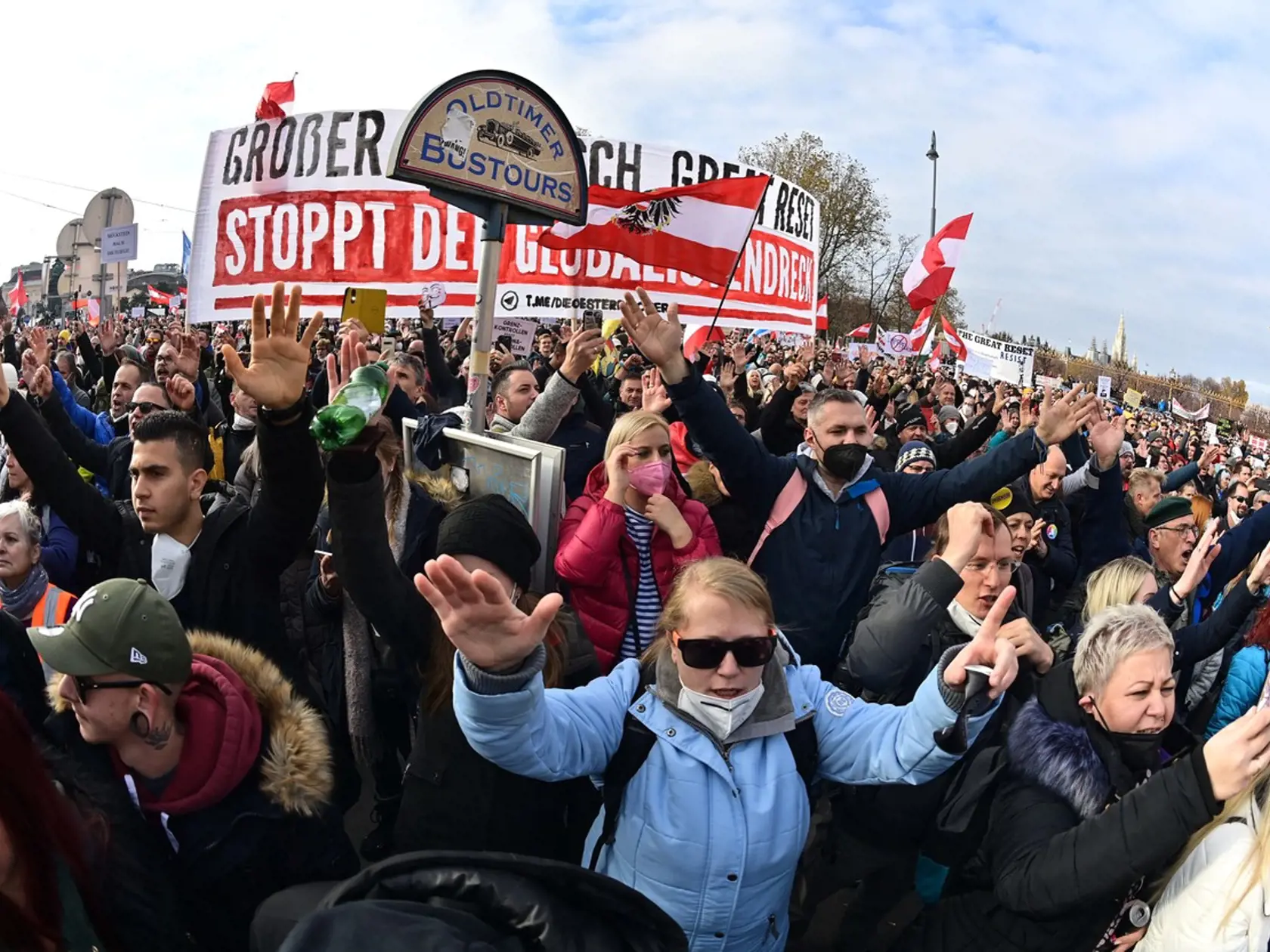 Rakúšania protestujú proti tvrdým protipandemickým opatreniam.