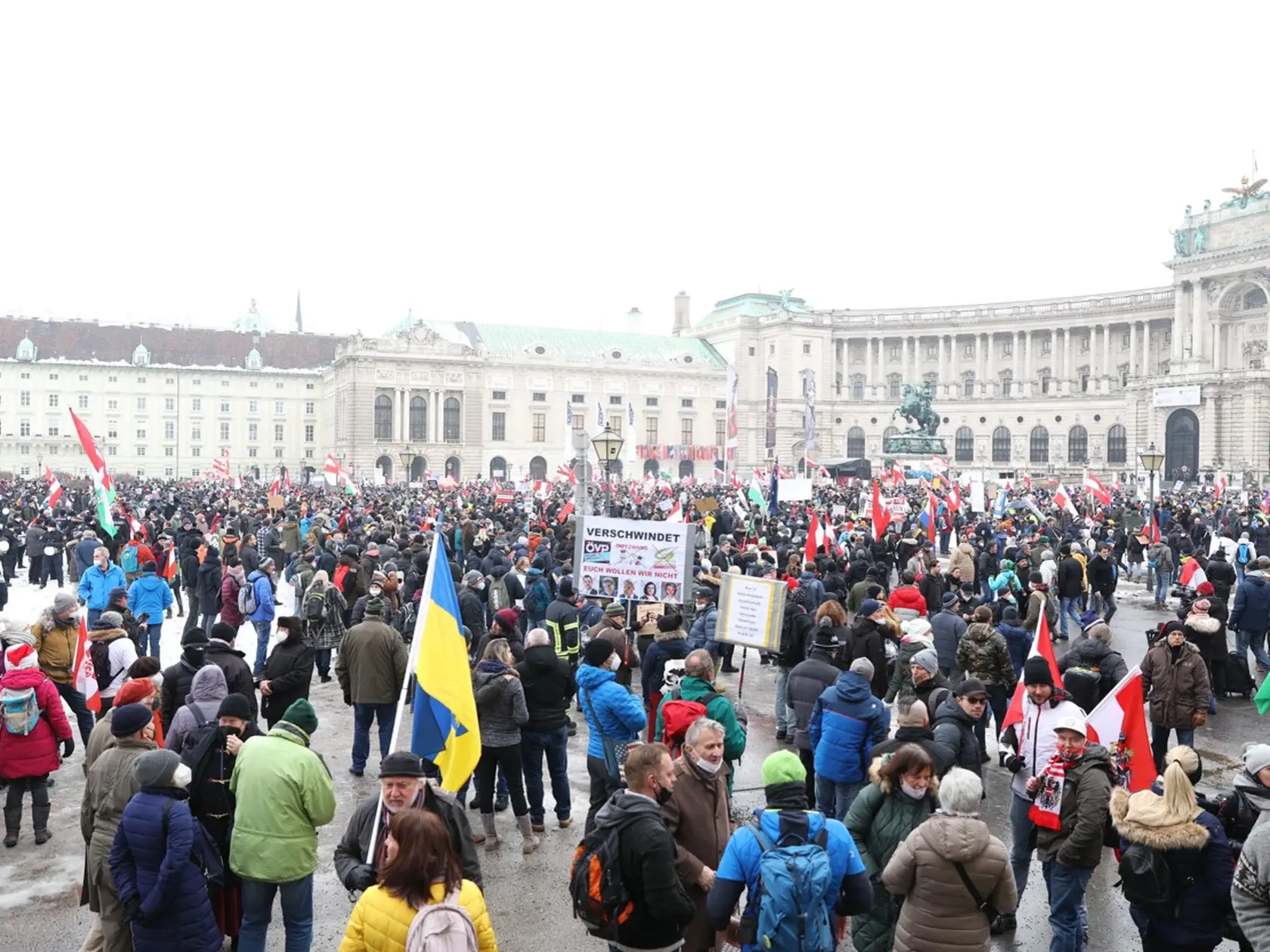 Rakúšania vyšli do ulíc, proti povinnému očkovnaniu protestovalo vo Viedni 40 000 ľudí.