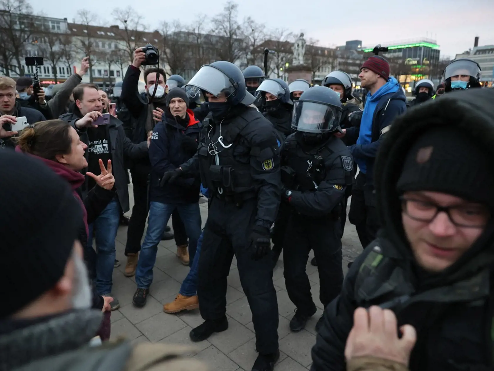 Na proteste sa zúčastnili tisíce ľudí, došlo aj k potýčkam demonštrantov s políciou.