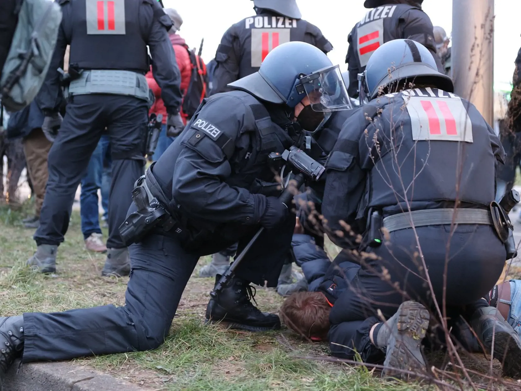Na proteste sa zúčastnili tisíce ľudí, došlo aj k potýčkam demonštrantov s políciou.