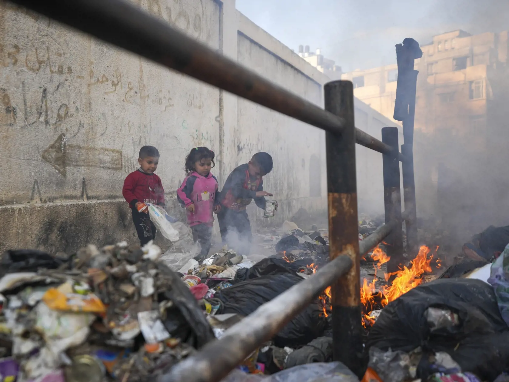 WA 35 Gaza - Na sníme deti zľava Awád, Salma Mahmúd sa hrajú tak, že hádžu papier na horiacu hromadu odpadkov v meste Gaza v utorok 4. februára 2025. V meste Gaza nie je zabezpečený počas bojov medzi izraelskou armádou a palestínskym hnutím Hamas odvoz odpadu. Ľudia nechávajú tak odpad na otvorenom priestranstve. FOTO TASR/AP


From left to right, Awad, Salma, and Mahmoud play by throwing paper onto a burning pile of garbage in the streets, as there is no refuse collection and people are disposing of their rubbish in the open, in Gaza City, Tuesday, Feb.4, 2025. (AP Photo/Abdel Kareem Hana)