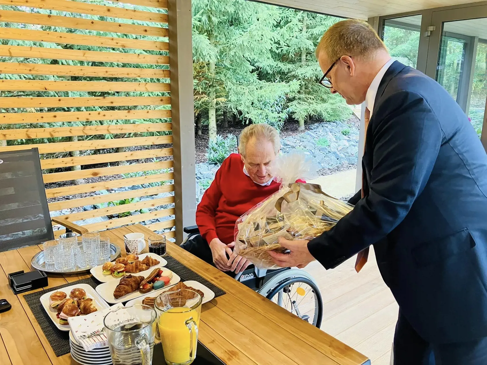 Boris Kollár podáva Milošovi Zemanovi darček.
