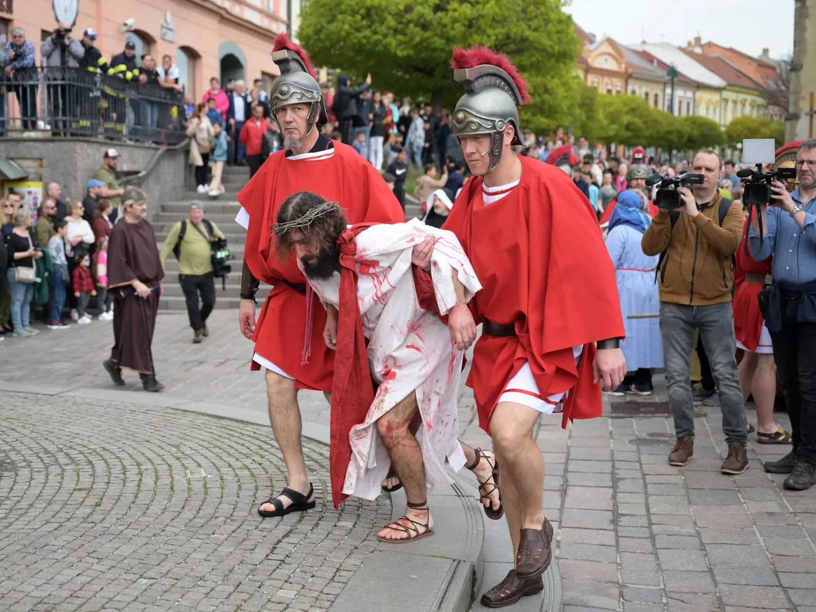 Na snímke živá krížová cesta na Veľký piatok v Prešove 18. apríla 2025. Stovky veriacich na Veľký piatok opäť smerovali do centra Prešova, aby boli po 15. raz súčasťou Živej krížovej cesty. Kňaz a spoluautor tradičného podujatia Peter Gombita pre TASR uviedol, že Ježiša Krista tento rok stvárnil gréckokatolícky farár Vladislav Marčák. Jednu z mnohých ďalších postáv zahral aj niekdajší bezdomovec zo združenia Oáza - nádej pre nový život. FOTO TASR – František Iván