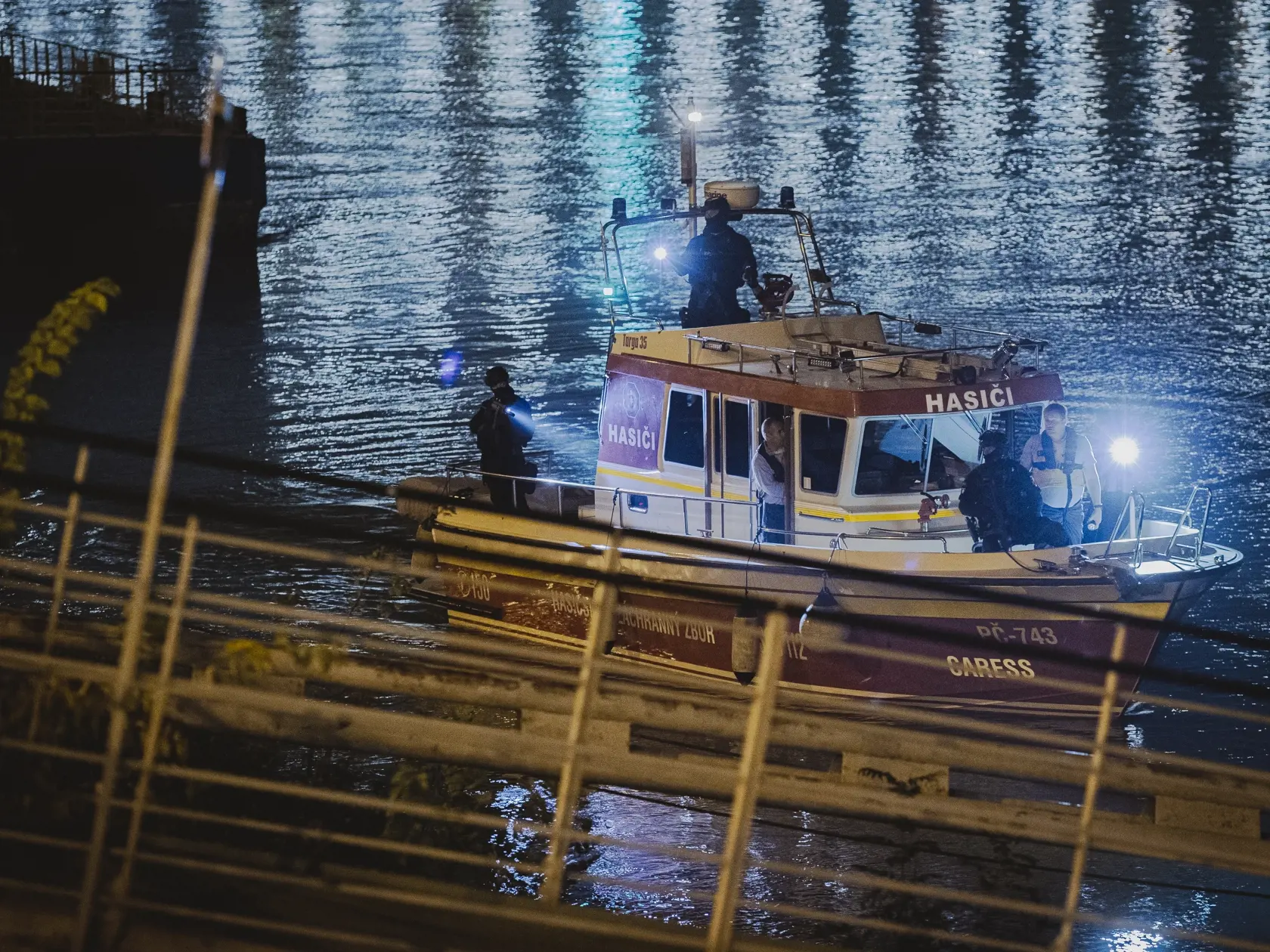 Hoci po ňom pátrali policajti, stihol sa premiestniť domov verejnou dopravou.