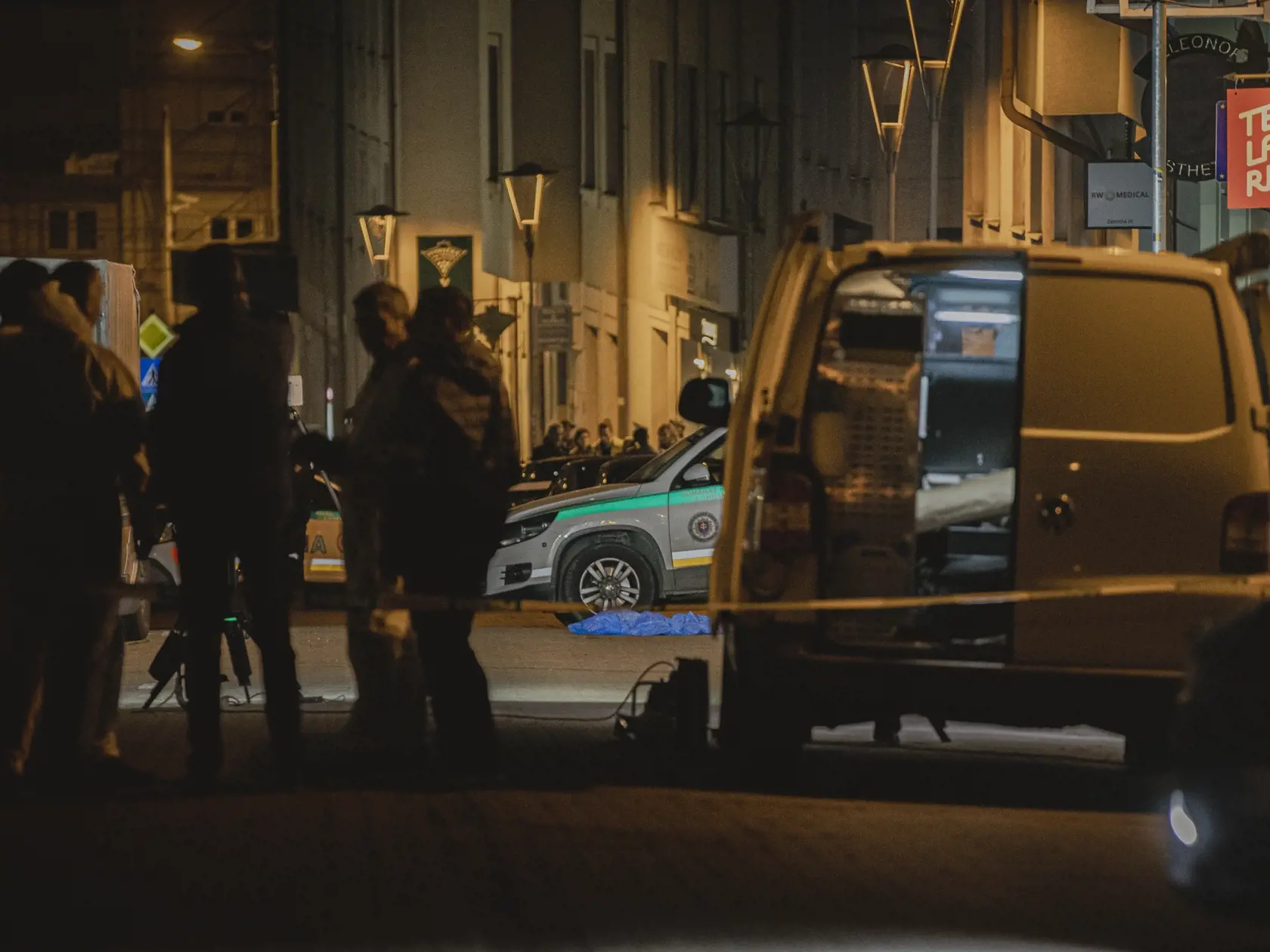 Dievčaťu sa podarilo odplaziť dovnútra a páchateľ sa dal na útek.