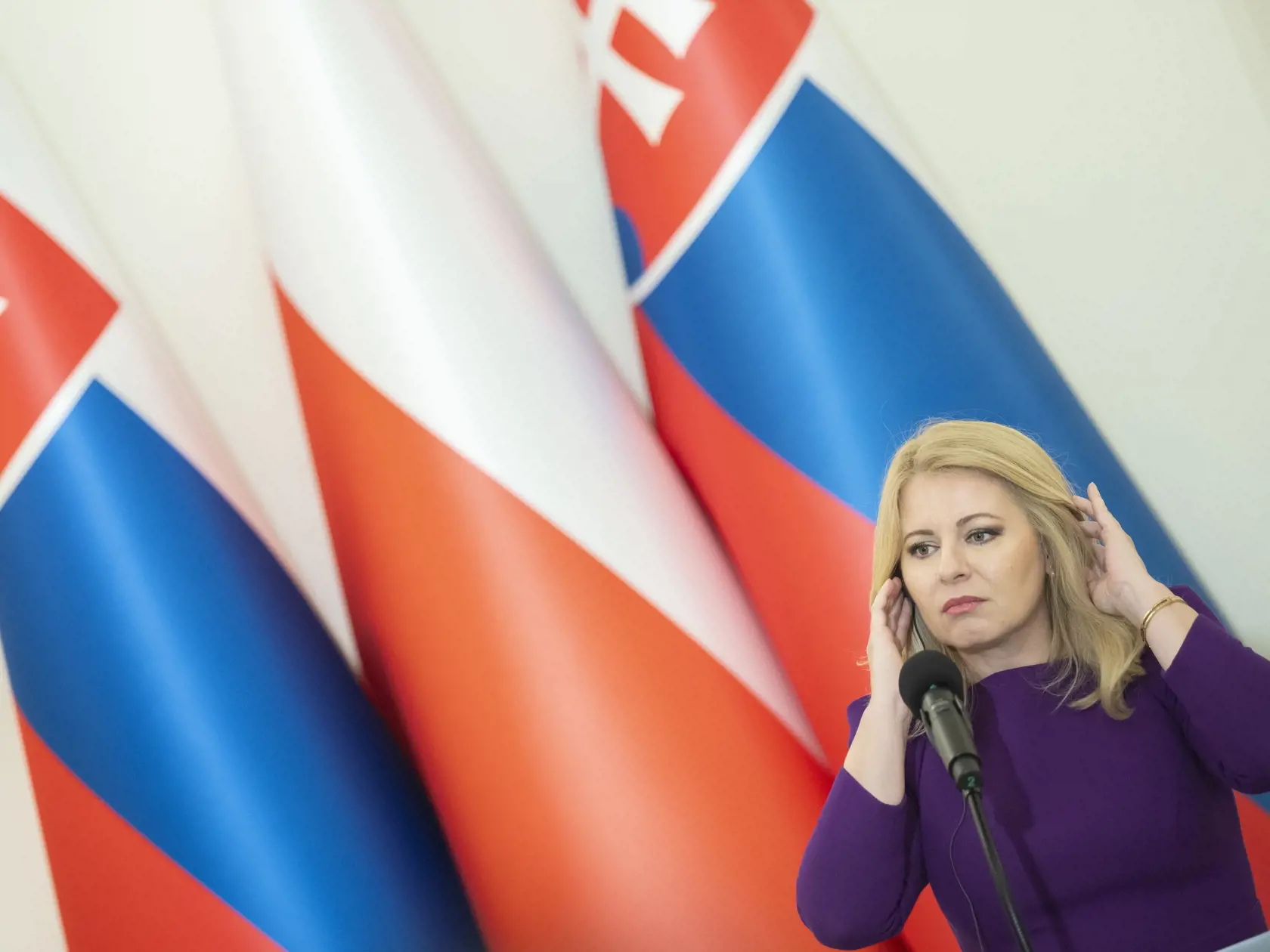 Prezidentka SR Zuzana Čaputová odcestovala v utorok 16. apríla 2024 na rozlúčkovú návštevu Poľska. Na snímke prezidentka SR Zuzana Čaputová počas spoločnej tlačovej konferencie s poľským prezidentom Andrzejom Dudom vo Varšave v utorok 16. apríla 2024. FOTO TASR - Martin Baumann