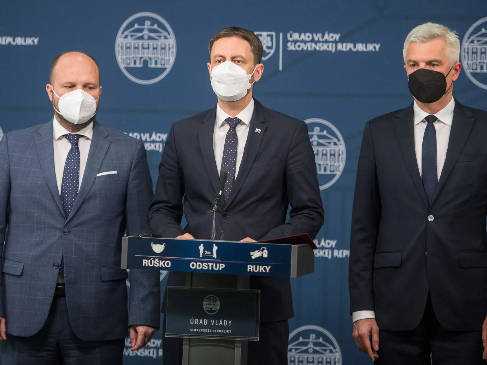 Na snímke uprostred predseda vlády SR Eduard Heger (OĽaNO), vľavo minister obrany SR Jaroslav Naď (OĽaNO) a vpravo minister zahraničných vecí a európskych záležitostí SR Ivan Korčok (nominant SaS) počas vyhlásenia o vyhostení  troch ruských diplomatov 22. apríla 2021 v Bratislave. FOTO TASR - Martin Baumann