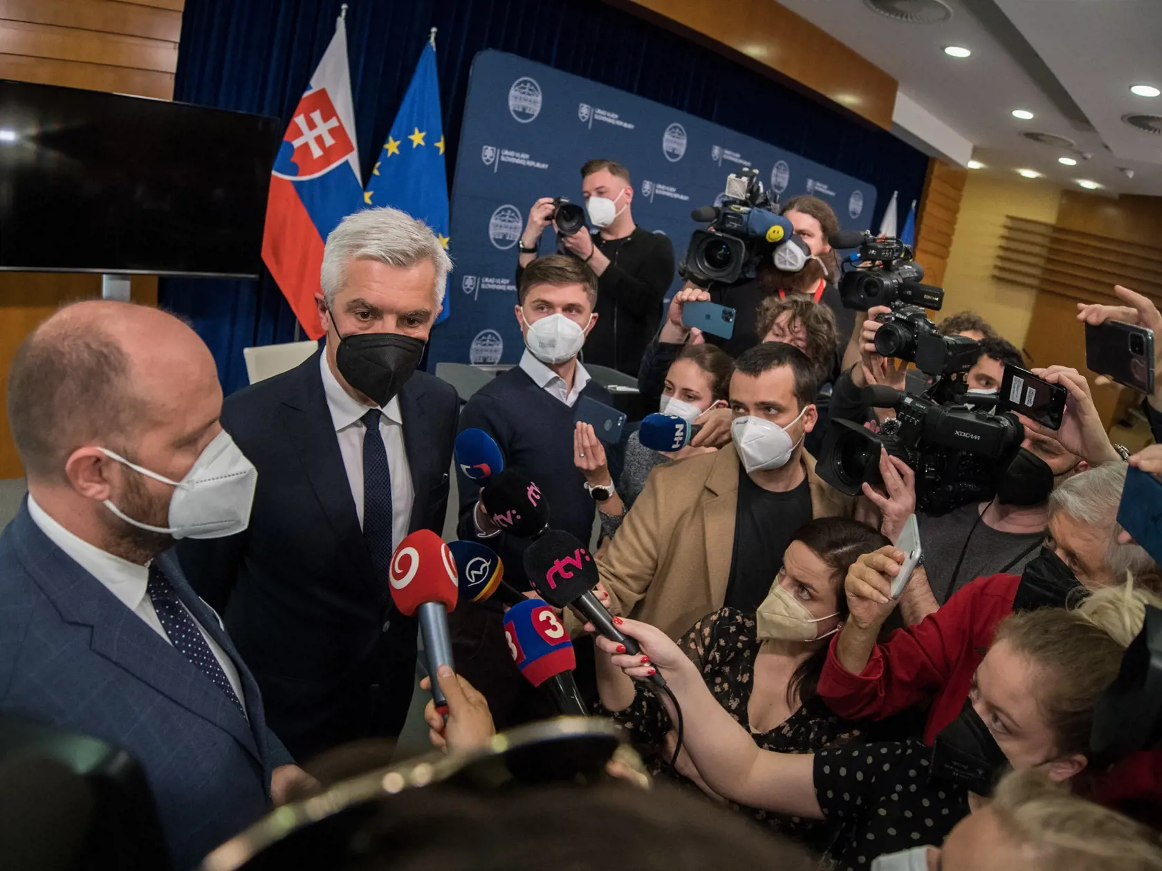 Na snímke zľava minister obrany SR Jaroslav Naď (OĽaNO) a minister zahraničných vecí a európskych záležitostí SR Ivan Korčok (nominant SaS) počas vyhlásenia o vyhostení  troch ruských diplomatov 22. apríla 2021 v Bratislave. FOTO TASR - Martin Baumann