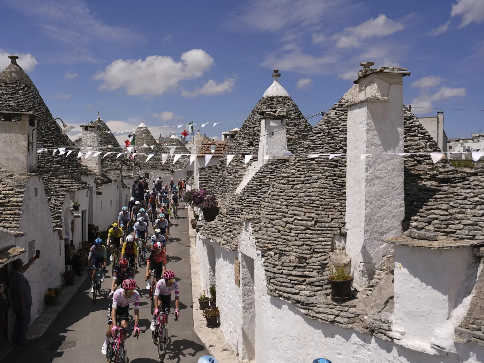 JB 9 Alberobello - Cyklistický pelotón pedáluje medzi typickými trulli, tradičnými kamennými chalupami talianskeho regiónu Puglia počas 4. etapy cyklistických pretekov Giro d'Italia na trati Alberobello - Lecce, dlhej 189 km v talianskom meste Alberobello 13. mája 2025. FOTO TASR/AP
The pack pedals amongst typical trulli, a traditional dry-stone hut in the region of Puglia, before the start of the fourth stage of the Giro d'Italia cycling race, from Alberobello to Lecce, southern Italy, Tuesday, May 13, 2025. (Marco Alpozzi/LaPresse via AP)