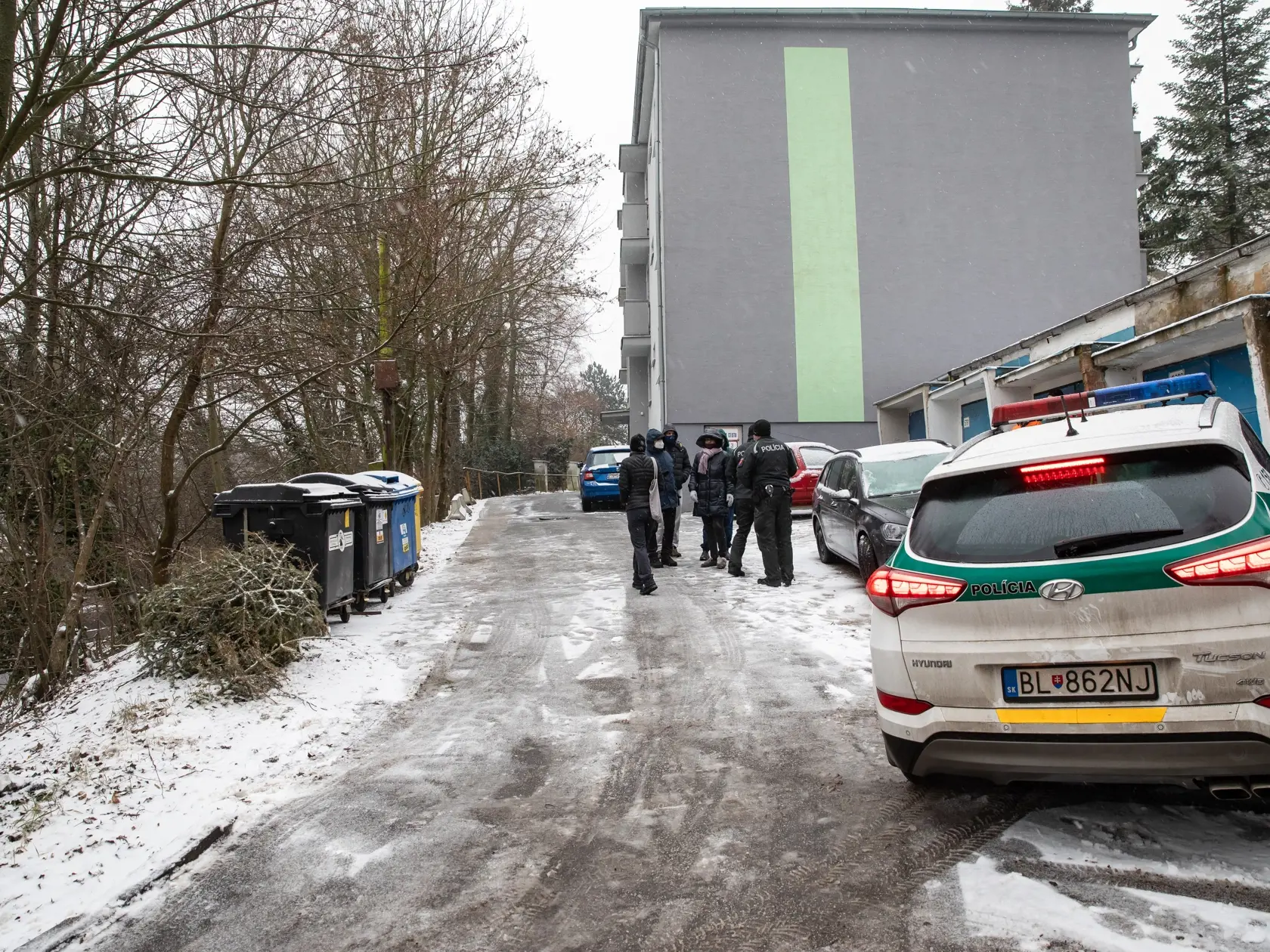 Výrub stromov na Drotárskej ceste za asistencie obyvateľov 10. februára.