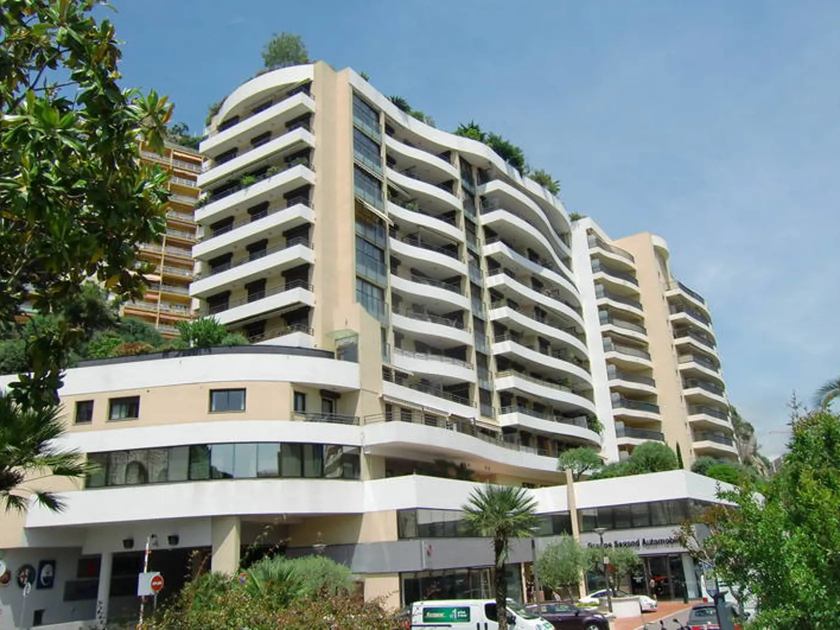 Okrem ďalších nehnuteľností vlastní rodinka aj luxusný Penthouse v Monaku.