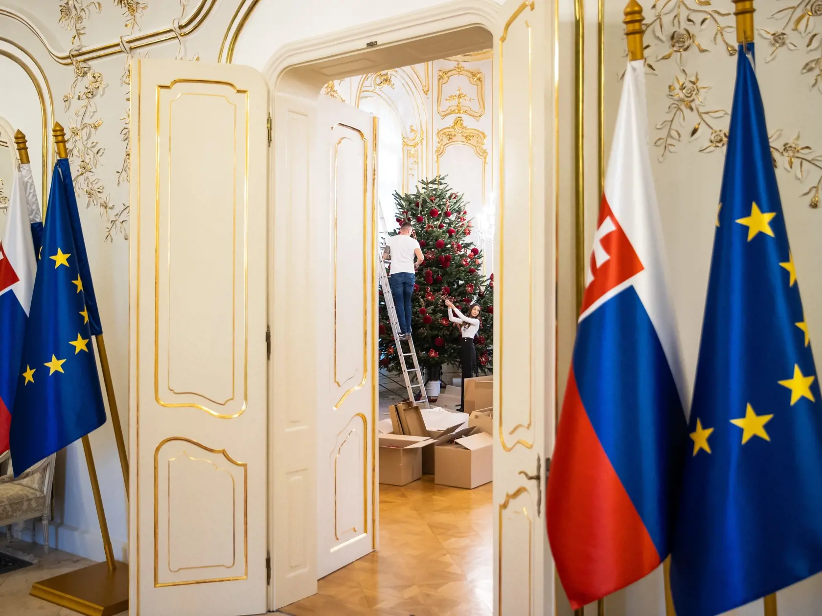 Zdobenie vianočných stromčekov v prezidentskom paláci v Bratislave.