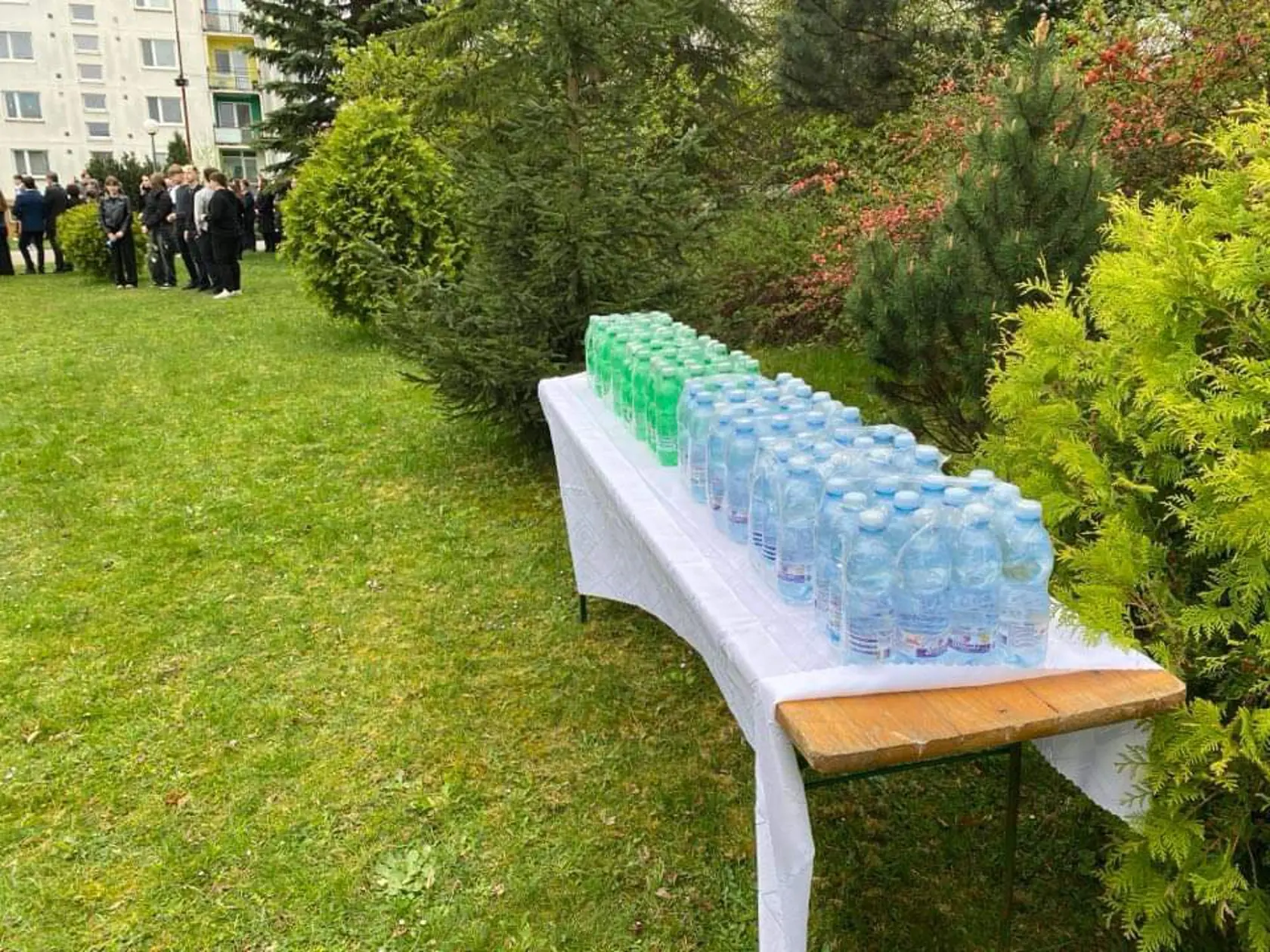 Pripravená voda pre účastníkov pohrebu.