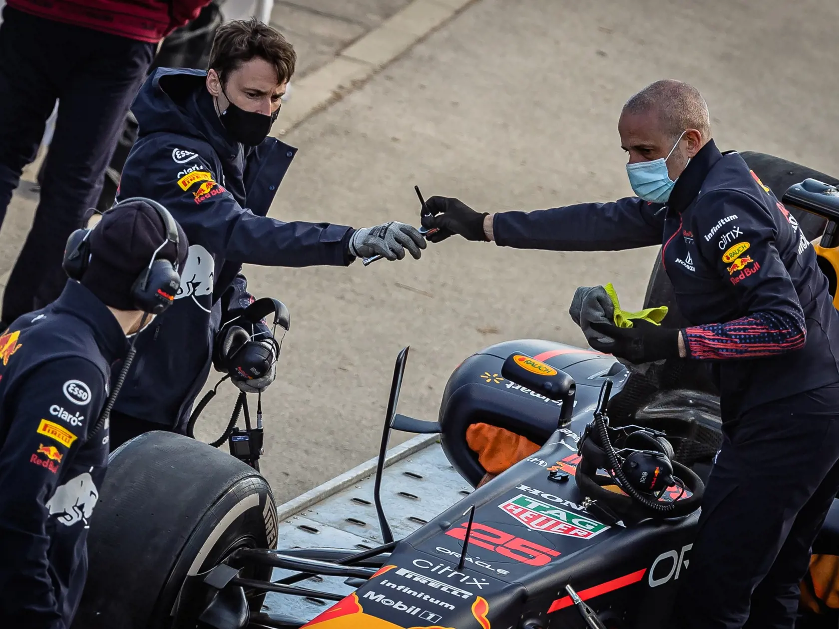 Na snímke monopost RB7 tímu F1 Red Bull Racing s osemvalcovým motorom, ktorý sa počas natáčania reklamného spotu niekoľkokrát previezol po Starom moste. Za volantom sedel bývalý škótsky pilot Formuly 1, víťaz 13 Grand Prix, David Marshall Coulthard.