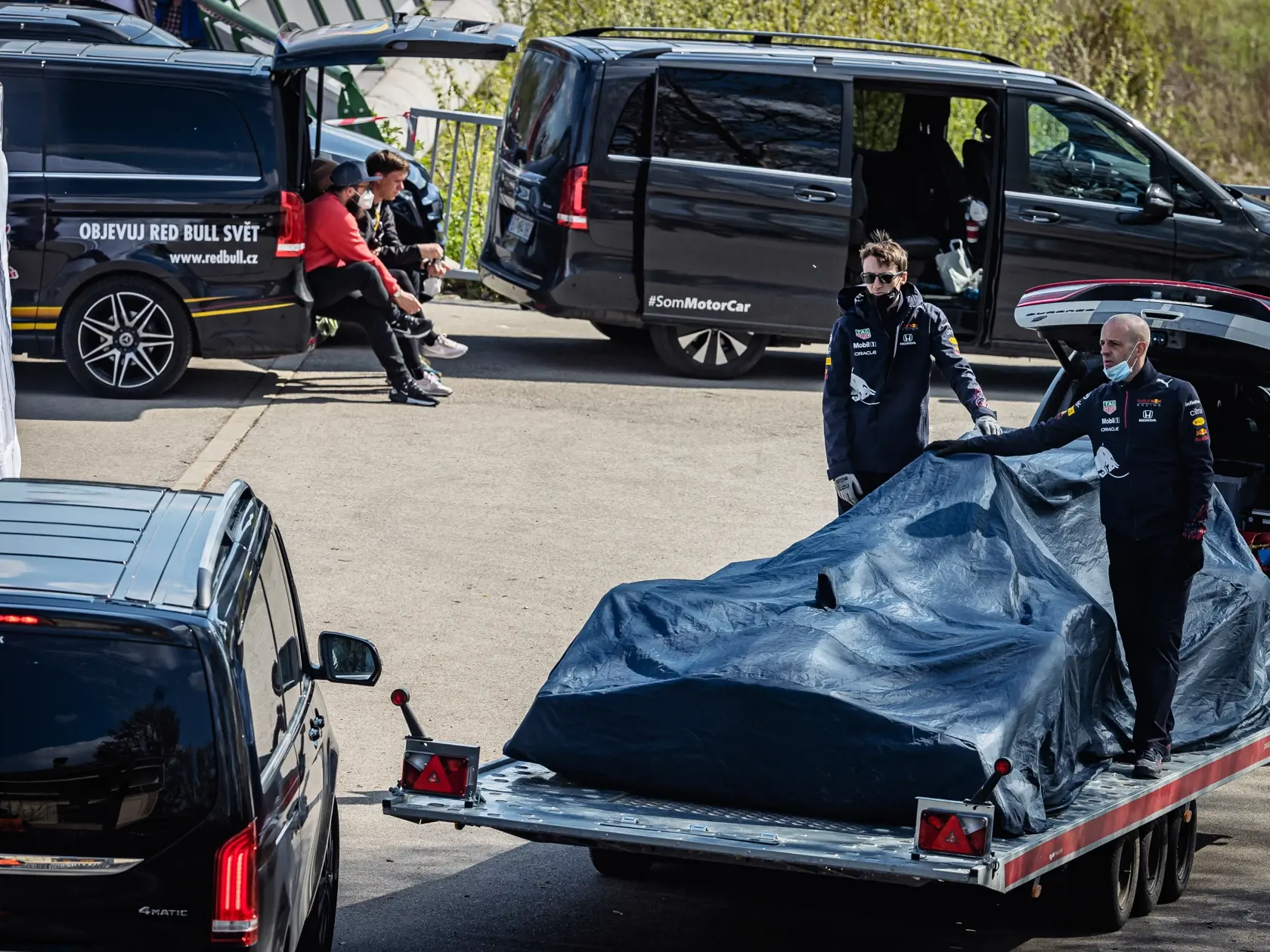 Na snímke monopost RB7 tímu F1 Red Bull Racing s osemvalcovým motorom, ktorý sa počas natáčania reklamného spotu niekoľkokrát previezol po Starom moste. Za volantom sedel bývalý škótsky pilot Formuly 1, víťaz 13 Grand Prix, David Marshall Coulthard.
