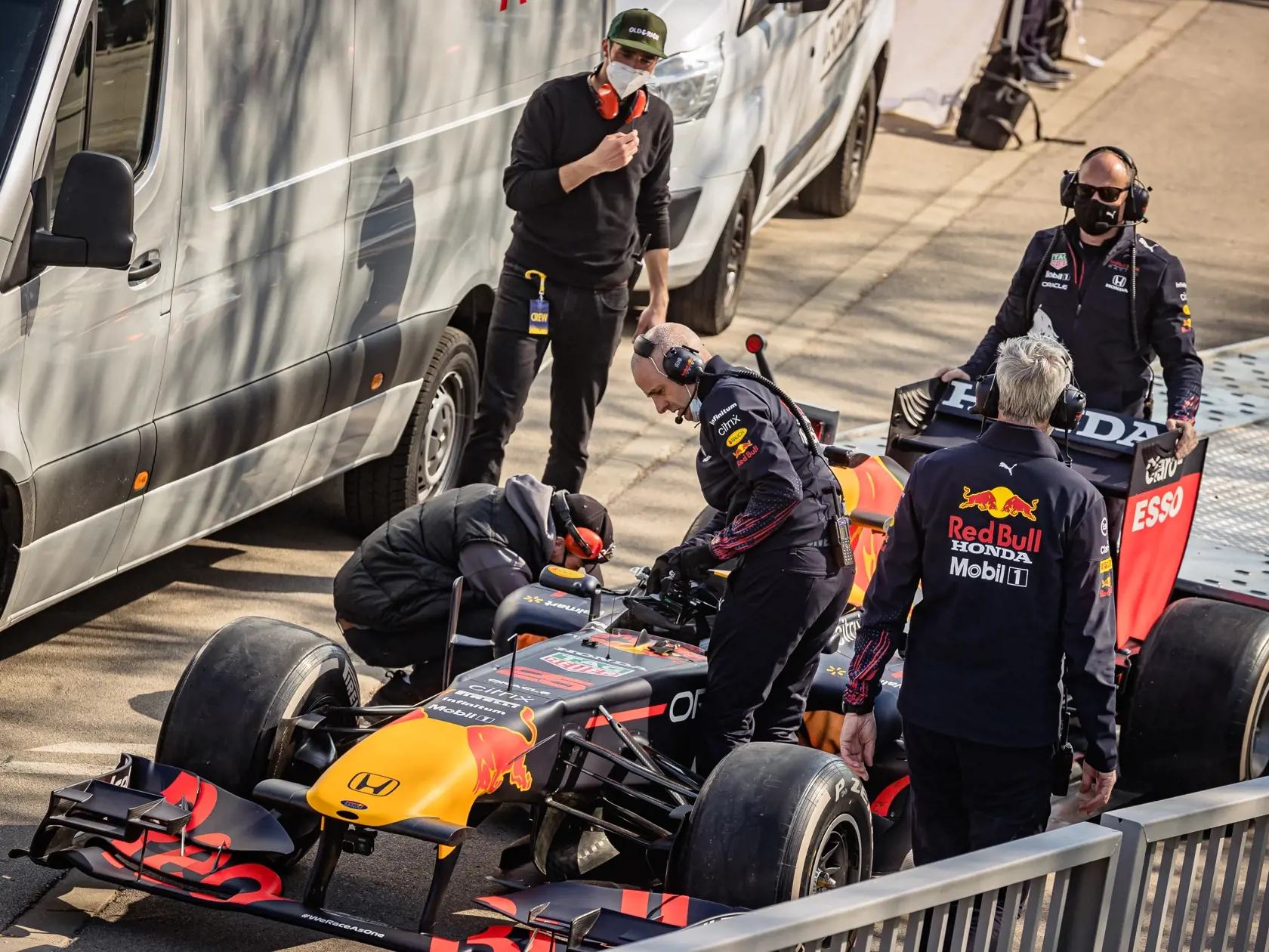 Na snímke monopost RB7 tímu F1 Red Bull Racing s osemvalcovým motorom, ktorý sa počas natáčania reklamného spotu niekoľkokrát previezol po Starom moste. Za volantom sedel bývalý škótsky pilot Formuly 1, víťaz 13 Grand Prix, David Marshall Coulthard.