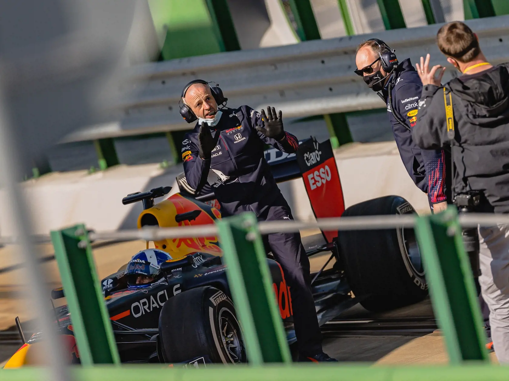 Na snímke monopost RB7 tímu F1 Red Bull Racing s osemvalcovým motorom, ktorý sa počas natáčania reklamného spotu niekoľkokrát previezol po Starom moste. Za volantom sedel bývalý škótsky pilot Formuly 1, víťaz 13 Grand Prix, David Marshall Coulthard.