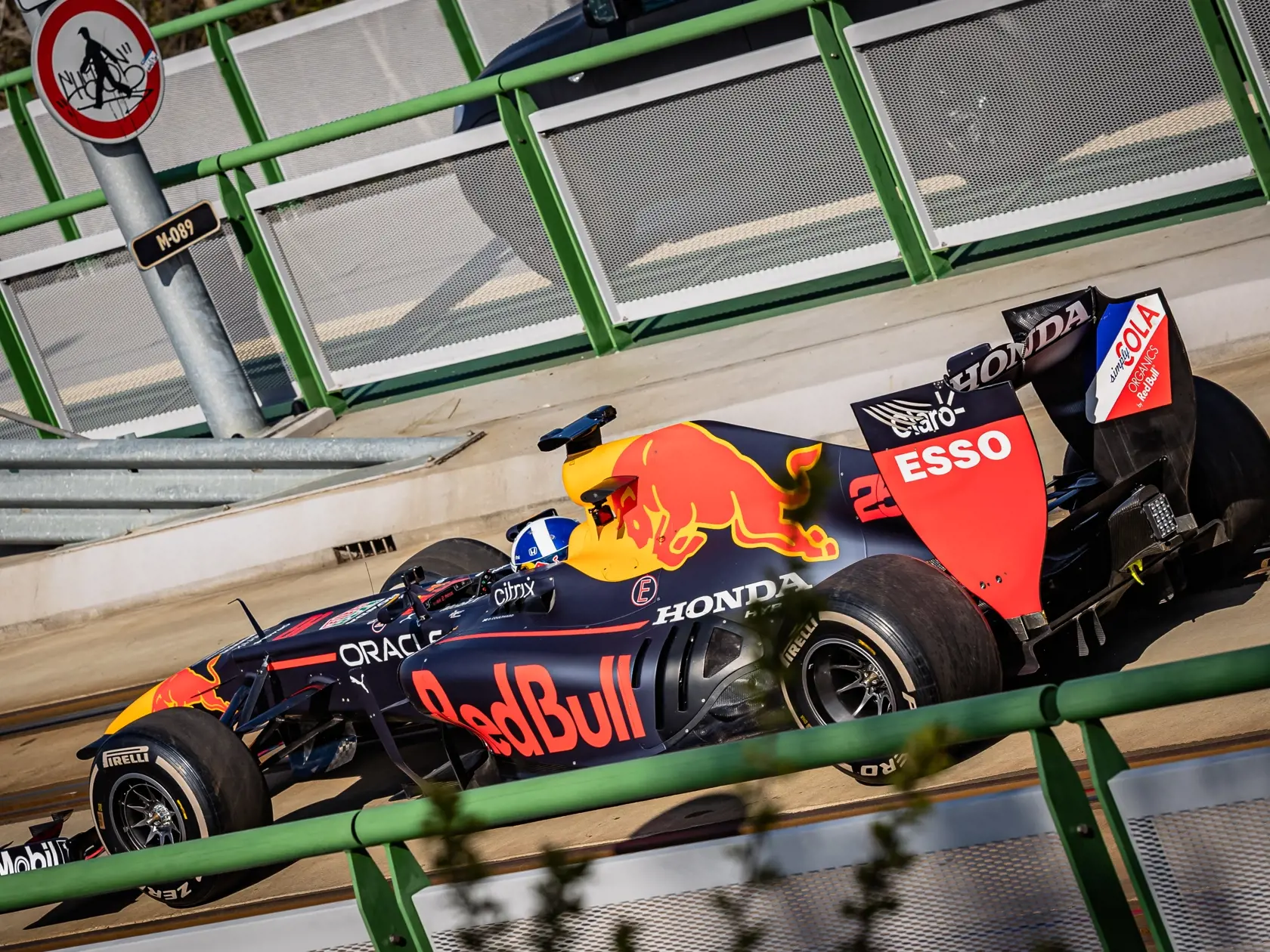 Na snímke monopost RB7 tímu F1 Red Bull Racing s osemvalcovým motorom, ktorý sa počas natáčania reklamného spotu niekoľkokrát previezol po Starom moste. Za volantom sedel bývalý škótsky pilot Formuly 1, víťaz 13 Grand Prix, David Marshall Coulthard.