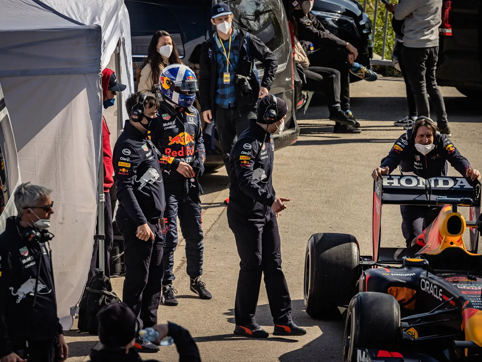 Na snímke monopost RB7 tímu F1 Red Bull Racing s osemvalcovým motorom, ktorý sa počas natáčania reklamného spotu niekoľkokrát previezol po Starom moste. Za volantom sedel bývalý škótsky pilot Formuly 1, víťaz 13 Grand Prix, David Marshall Coulthard.