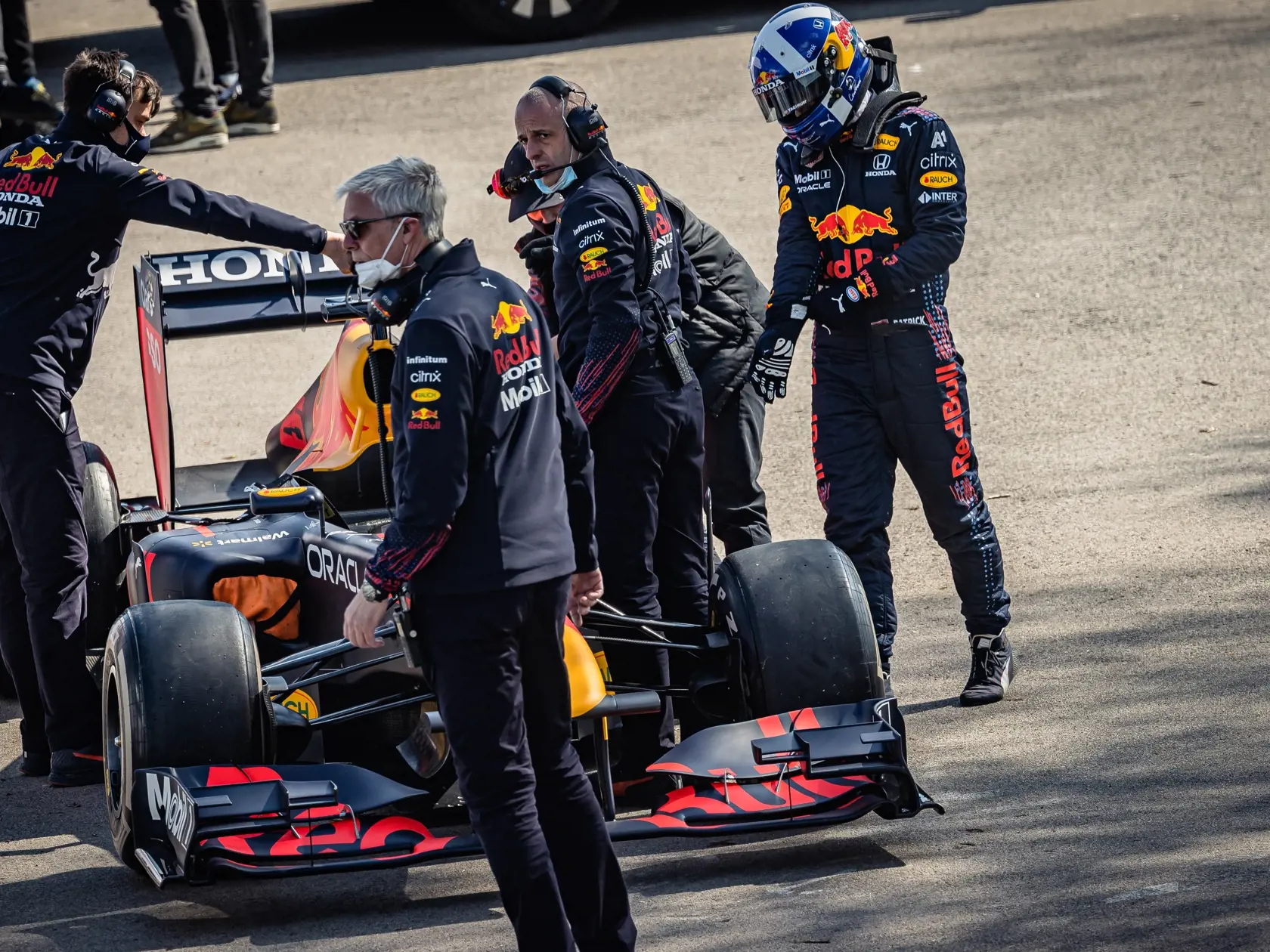 Na snímke monopost RB7 tímu F1 Red Bull Racing s osemvalcovým motorom, ktorý sa počas natáčania reklamného spotu niekoľkokrát previezol po Starom moste. Za volantom sedel bývalý škótsky pilot Formuly 1, víťaz 13 Grand Prix, David Marshall Coulthard.