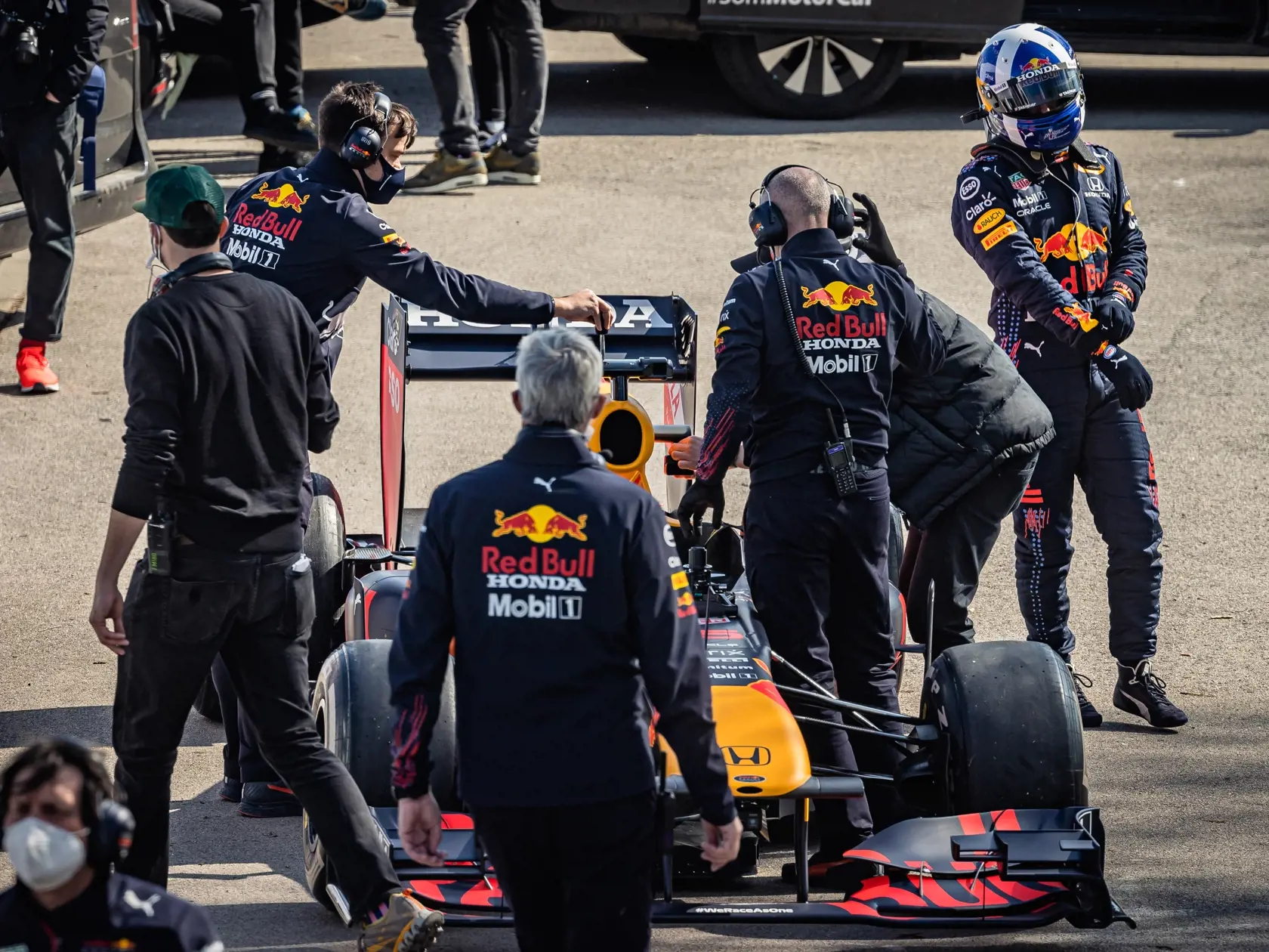Na snímke monopost RB7 tímu F1 Red Bull Racing s osemvalcovým motorom, ktorý sa počas natáčania reklamného spotu niekoľkokrát previezol po Starom moste. Za volantom sedel bývalý škótsky pilot Formuly 1, víťaz 13 Grand Prix, David Marshall Coulthard.