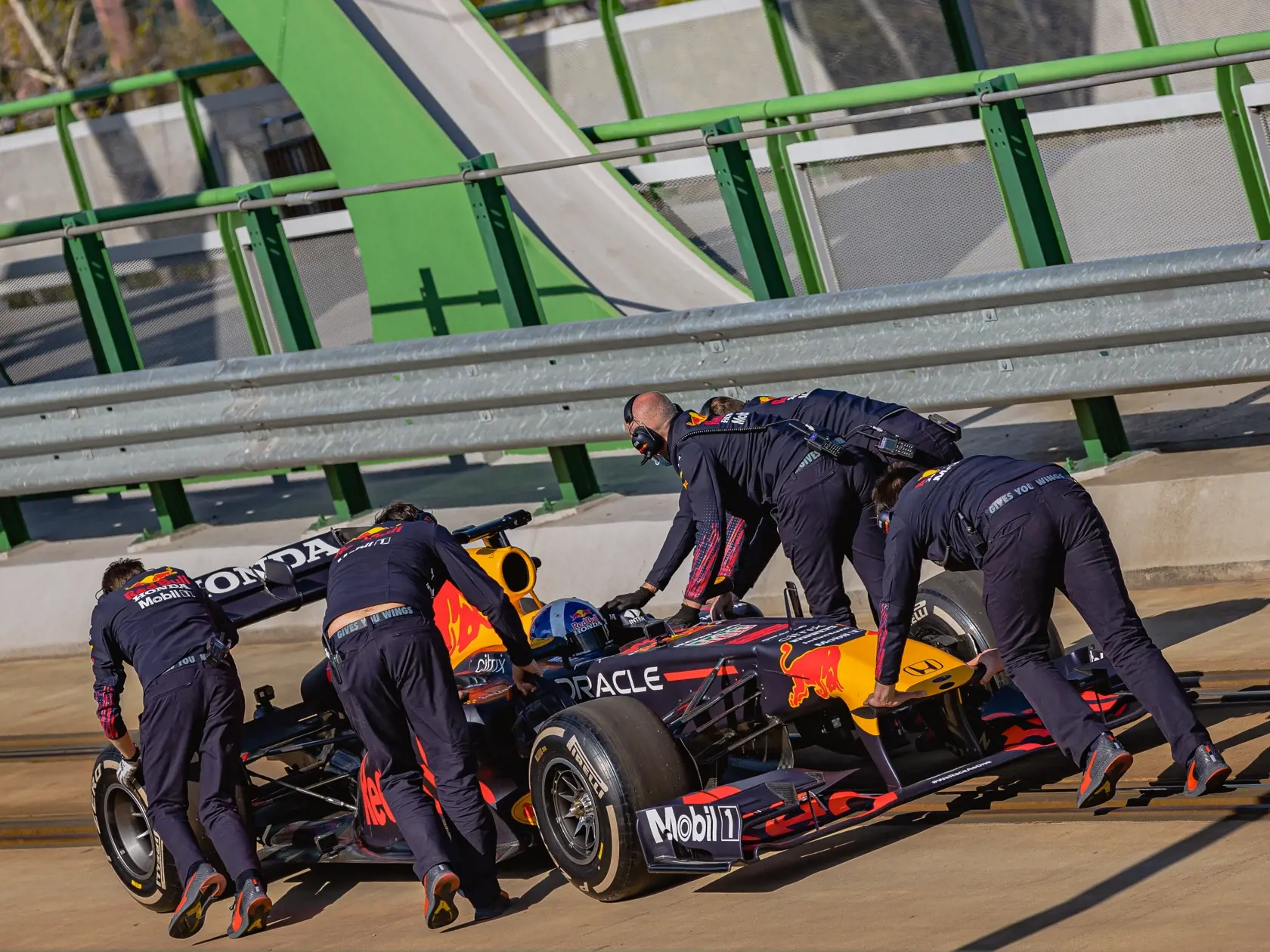 Na snímke monopost RB7 tímu F1 Red Bull Racing s osemvalcovým motorom, ktorý sa počas natáčania reklamného spotu niekoľkokrát previezol po Starom moste. Za volantom sedel bývalý škótsky pilot Formuly 1, víťaz 13 Grand Prix, David Marshall Coulthard.