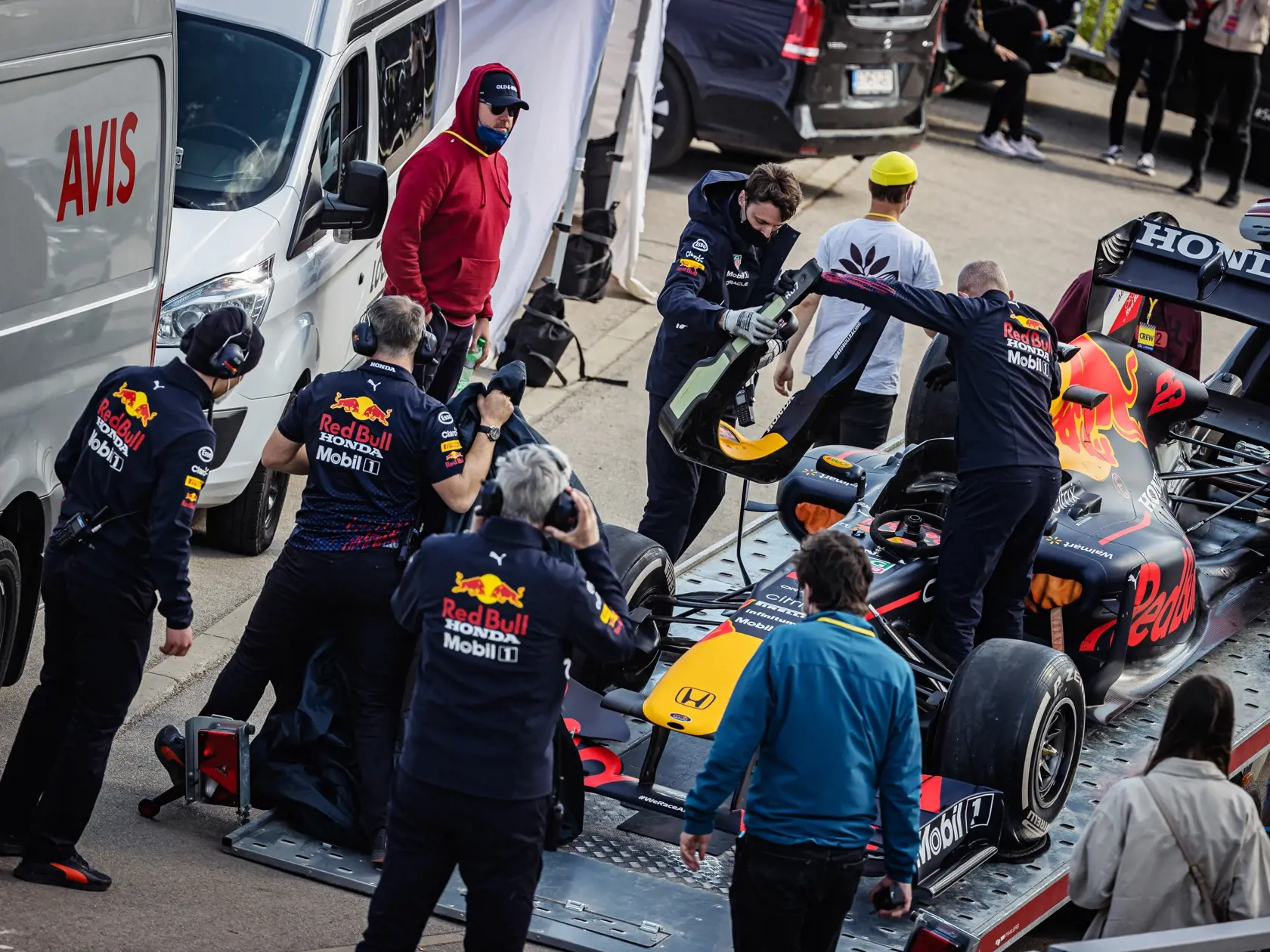 Na snímke monopost RB7 tímu F1 Red Bull Racing s osemvalcovým motorom, ktorý sa počas natáčania reklamného spotu niekoľkokrát previezol po Starom moste. Za volantom sedel bývalý škótsky pilot Formuly 1, víťaz 13 Grand Prix, David Marshall Coulthard.