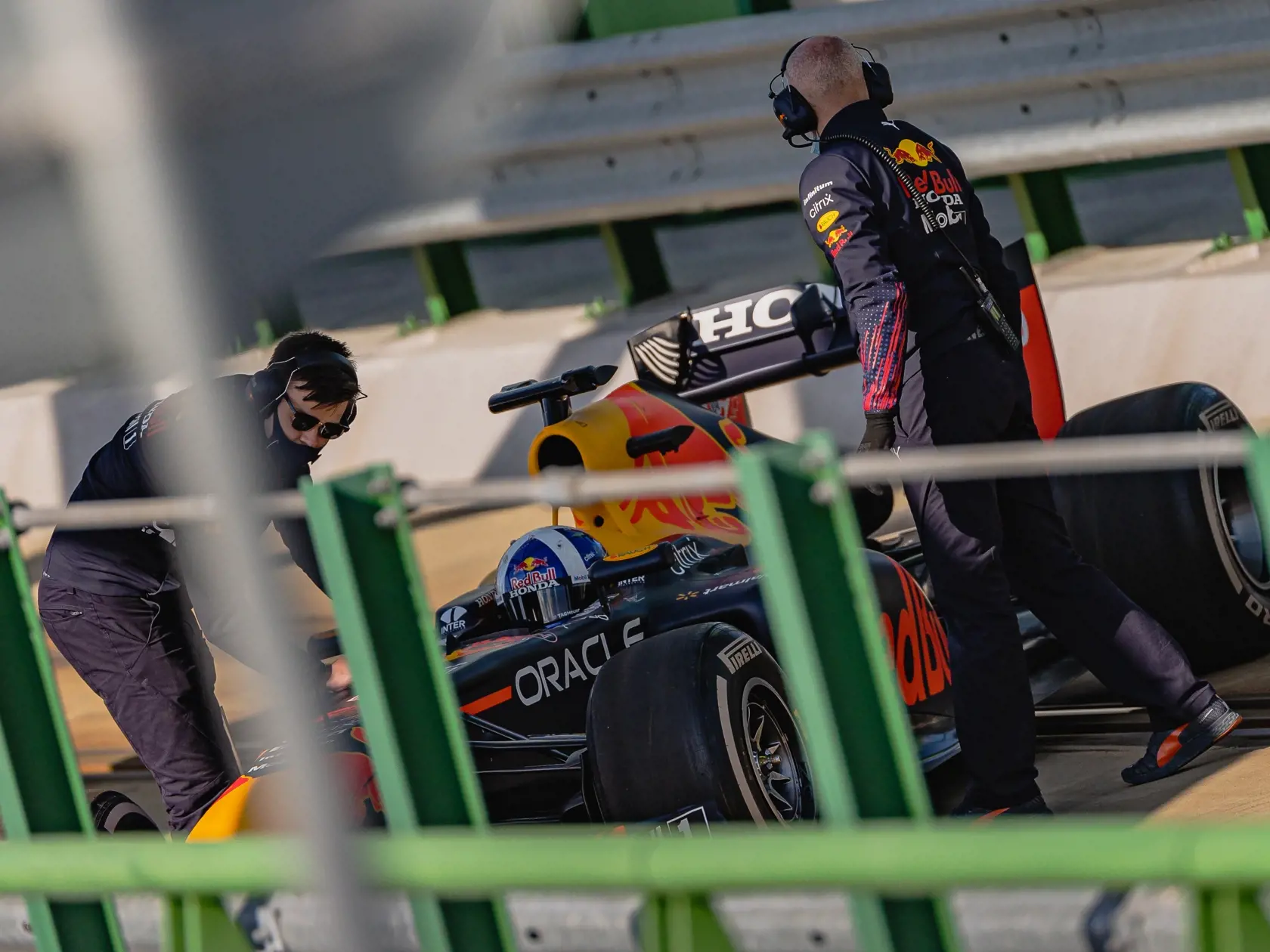Na snímke monopost RB7 tímu F1 Red Bull Racing s osemvalcovým motorom, ktorý sa počas natáčania reklamného spotu niekoľkokrát previezol po Starom moste. Za volantom sedel bývalý škótsky pilot Formuly 1, víťaz 13 Grand Prix, David Marshall Coulthard.