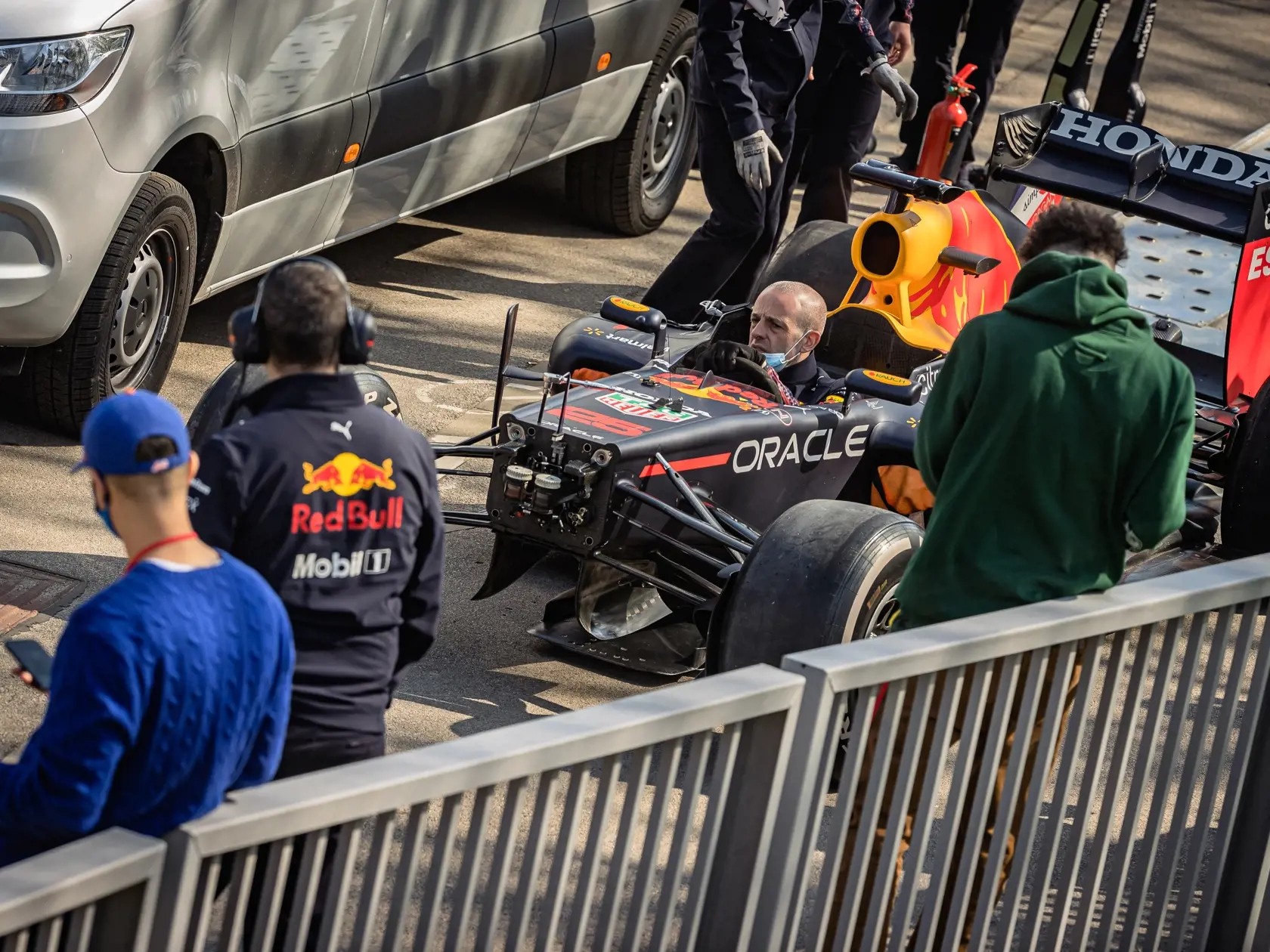 Na snímke monopost RB7 tímu F1 Red Bull Racing s osemvalcovým motorom, ktorý sa počas natáčania reklamného spotu niekoľkokrát previezol po Starom moste. Za volantom sedel bývalý škótsky pilot Formuly 1, víťaz 13 Grand Prix, David Marshall Coulthard.