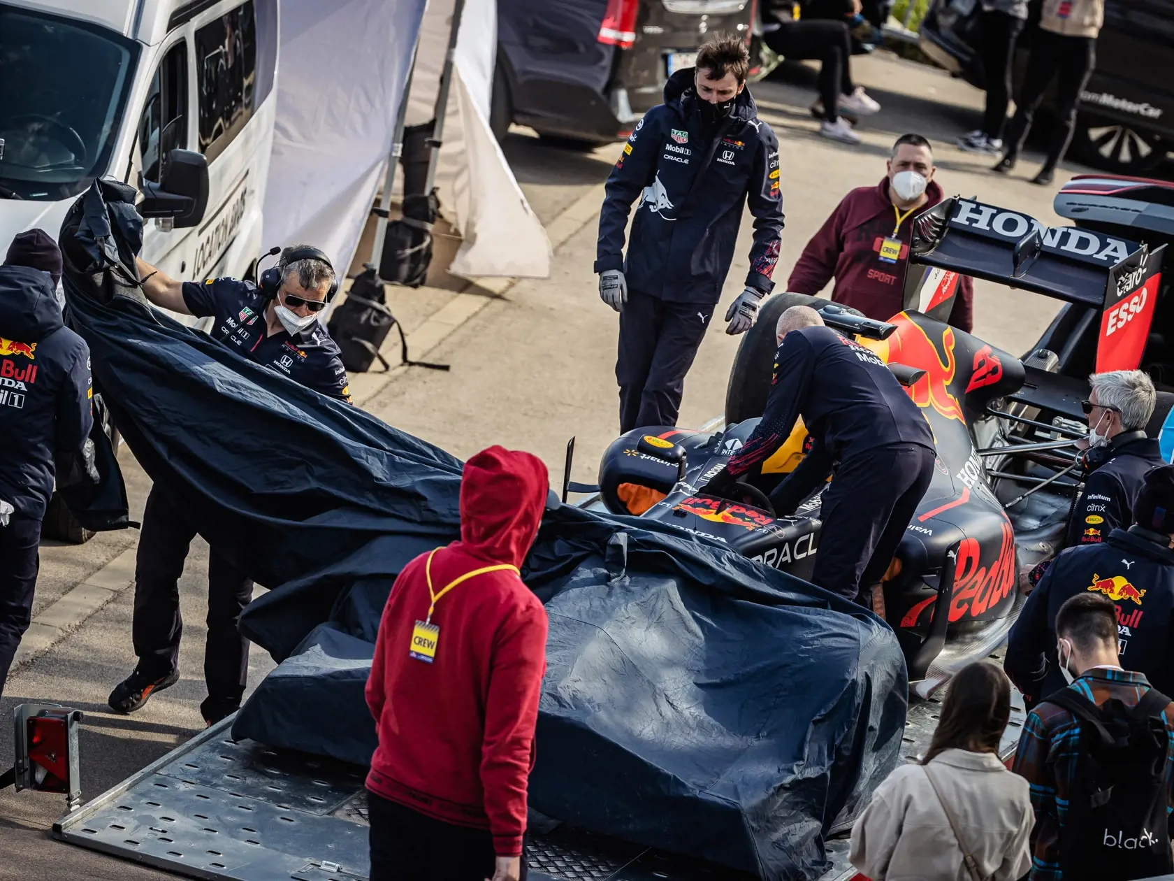 Na snímke monopost RB7 tímu F1 Red Bull Racing s osemvalcovým motorom, ktorý sa počas natáčania reklamného spotu niekoľkokrát previezol po Starom moste. Za volantom sedel bývalý škótsky pilot Formuly 1, víťaz 13 Grand Prix, David Marshall Coulthard.