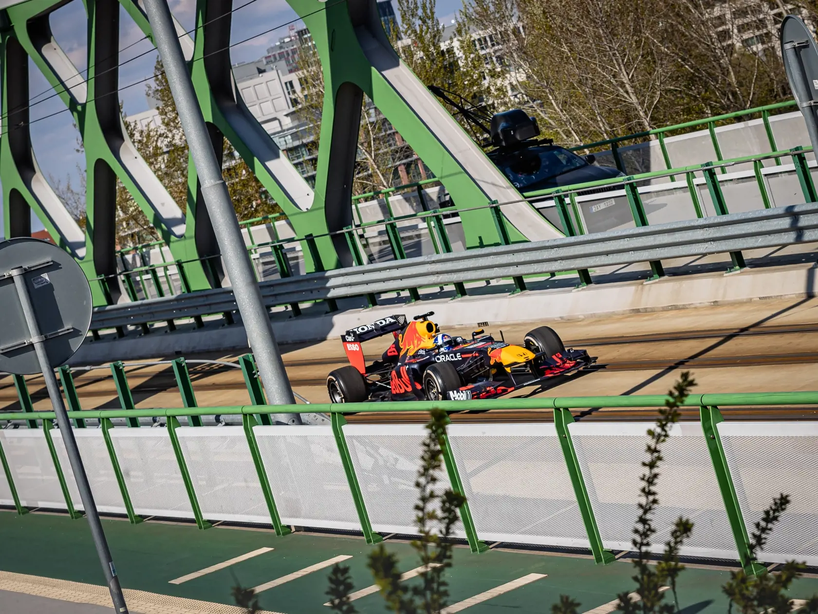 Na snímke monopost RB7 tímu F1 Red Bull Racing s osemvalcovým motorom, ktorý sa počas natáčania reklamného spotu niekoľkokrát previezol po Starom moste. Za volantom sedel bývalý škótsky pilot Formuly 1, víťaz 13 Grand Prix, David Marshall Coulthard.