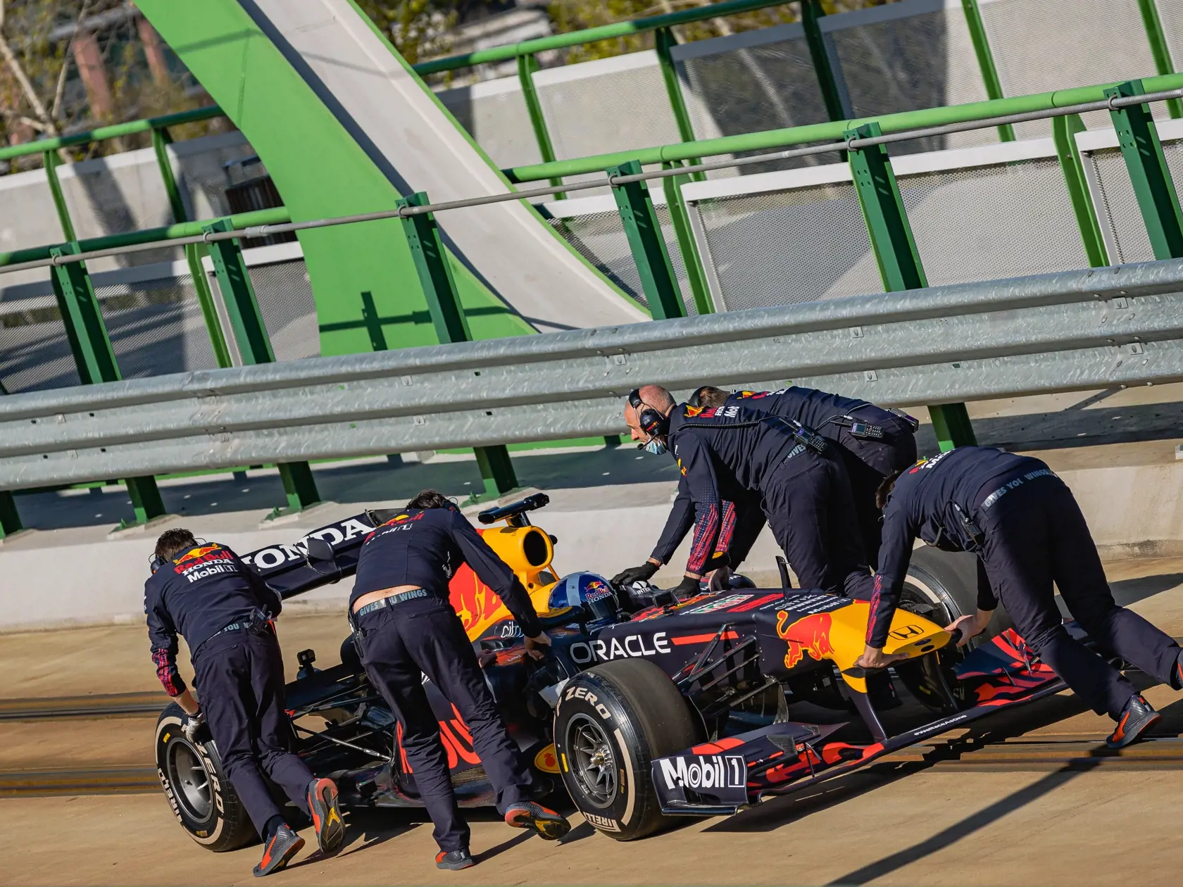 Na snímke monopost RB7 tímu F1 Red Bull Racing s osemvalcovým motorom, ktorý sa počas natáčania reklamného spotu niekoľkokrát previezol po Starom moste. Za volantom sedel bývalý škótsky pilot Formuly 1, víťaz 13 Grand Prix, David Marshall Coulthard.