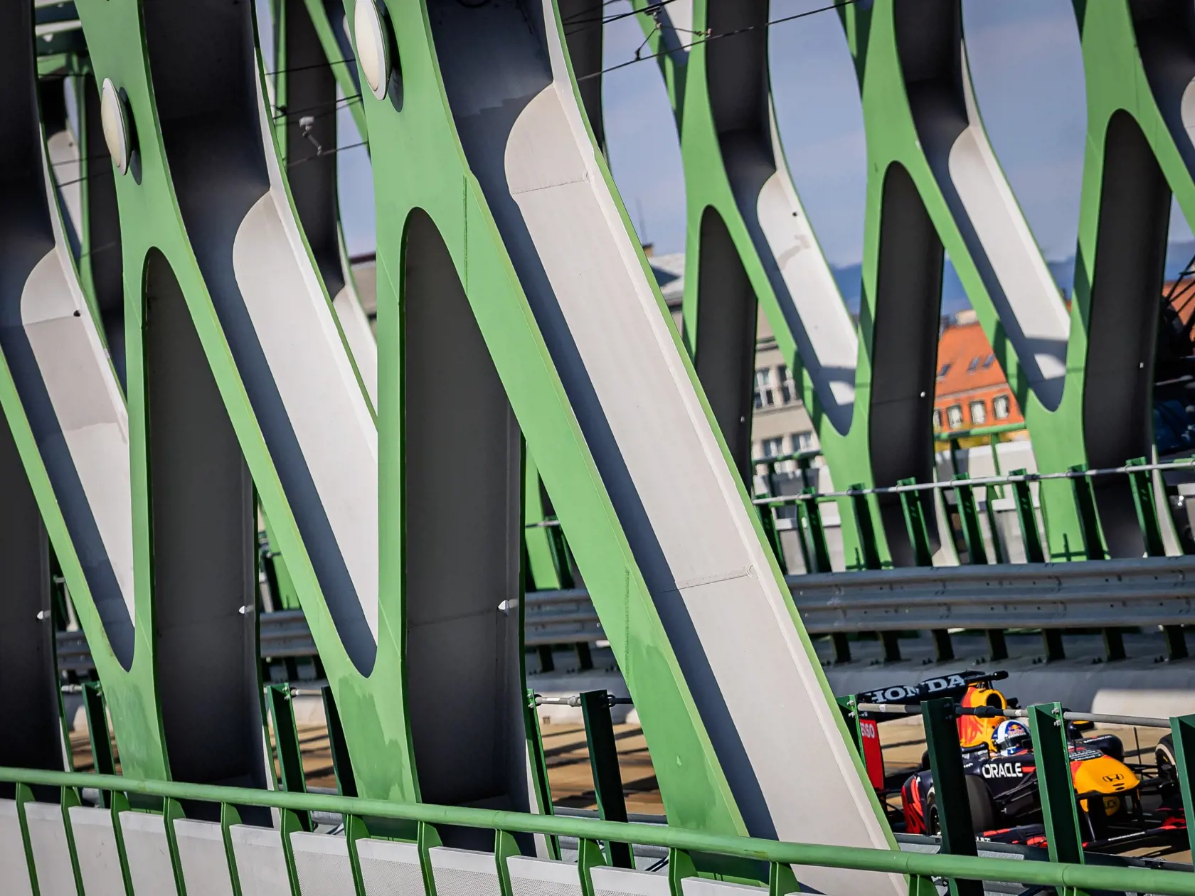 Na snímke monopost RB7 tímu F1 Red Bull Racing s osemvalcovým motorom, ktorý sa počas natáčania reklamného spotu niekoľkokrát previezol po Starom moste. Za volantom sedel bývalý škótsky pilot Formuly 1, víťaz 13 Grand Prix, David Marshall Coulthard.
