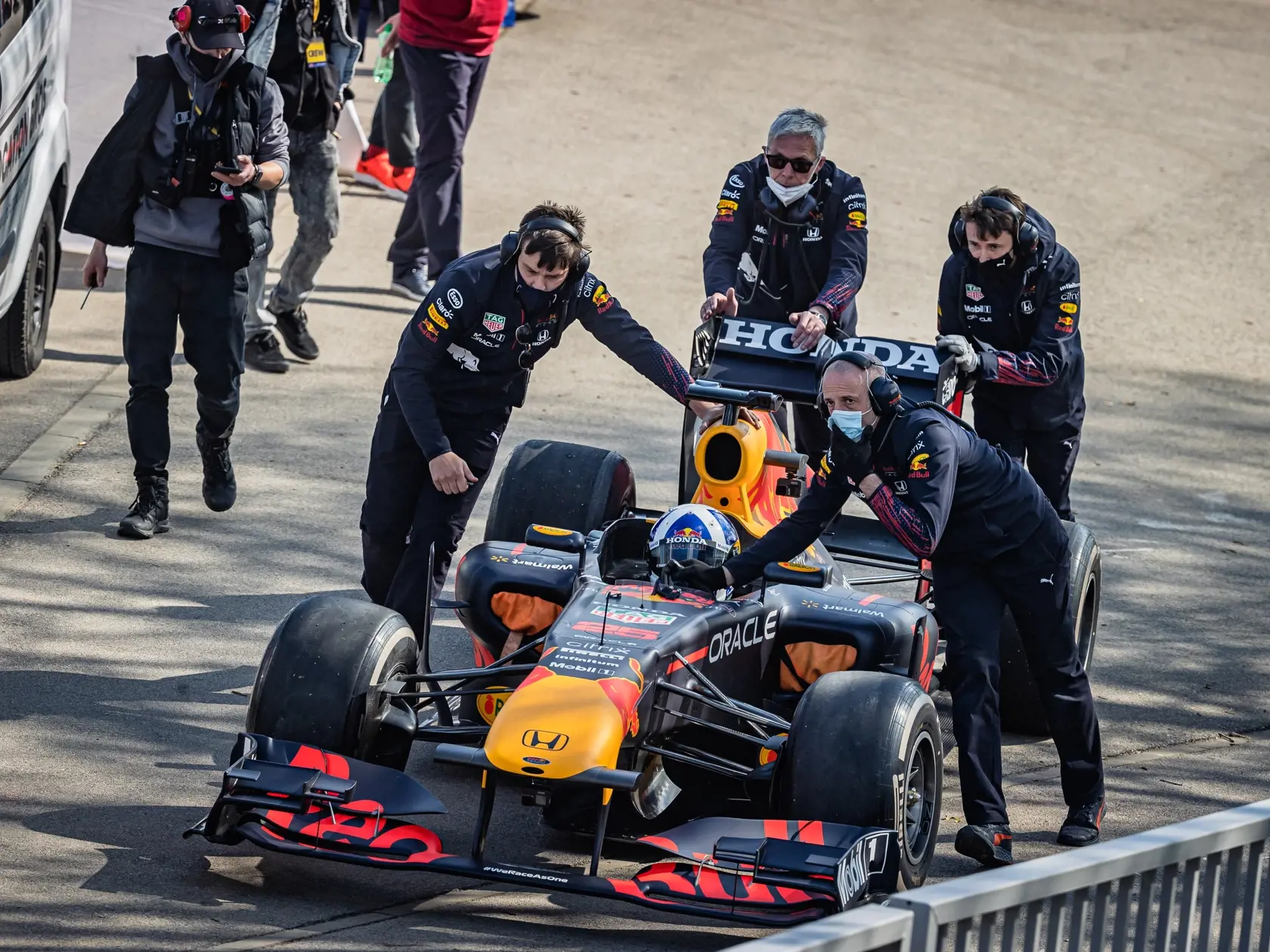 Na snímke monopost RB7 tímu F1 Red Bull Racing s osemvalcovým motorom, ktorý sa počas natáčania reklamného spotu niekoľkokrát previezol po Starom moste. Za volantom sedel bývalý škótsky pilot Formuly 1, víťaz 13 Grand Prix, David Marshall Coulthard.