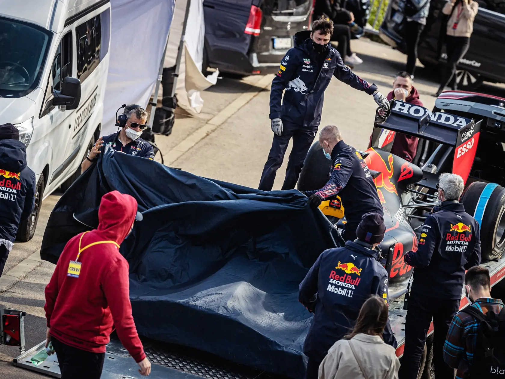 Na snímke monopost RB7 tímu F1 Red Bull Racing s osemvalcovým motorom, ktorý sa počas natáčania reklamného spotu niekoľkokrát previezol po Starom moste. Za volantom sedel bývalý škótsky pilot Formuly 1, víťaz 13 Grand Prix, David Marshall Coulthard.