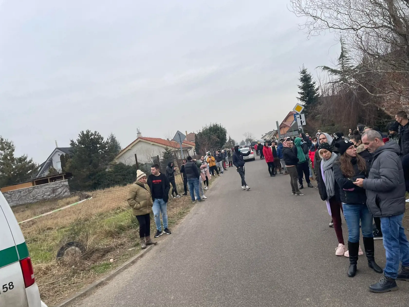 Protest v Miloslavove pred domom údajnej útočníčky v prípade zbitej 11-ročnej školáčky. Polícia ulicu zatvorila.